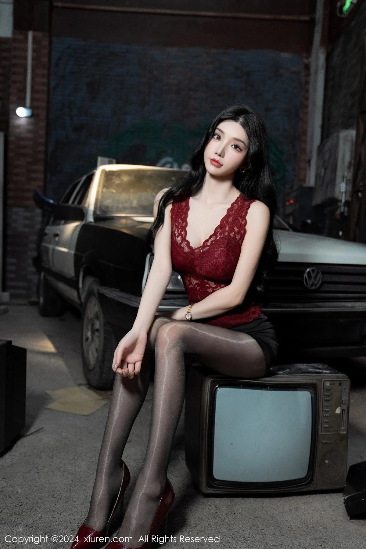 周于希Sally红色上衣配黑短裙露闪亮开档黑丝撩人绝美写真 第 23 张