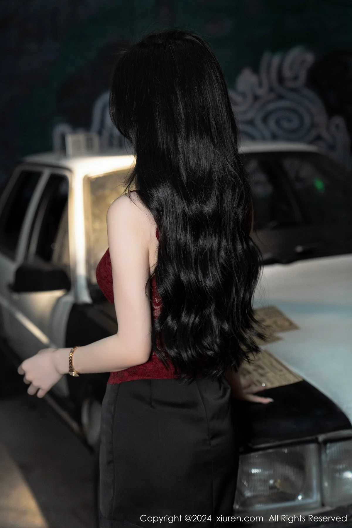 周于希Sally红色上衣配黑短裙露闪亮开档黑丝撩人绝美写真 第 25 张