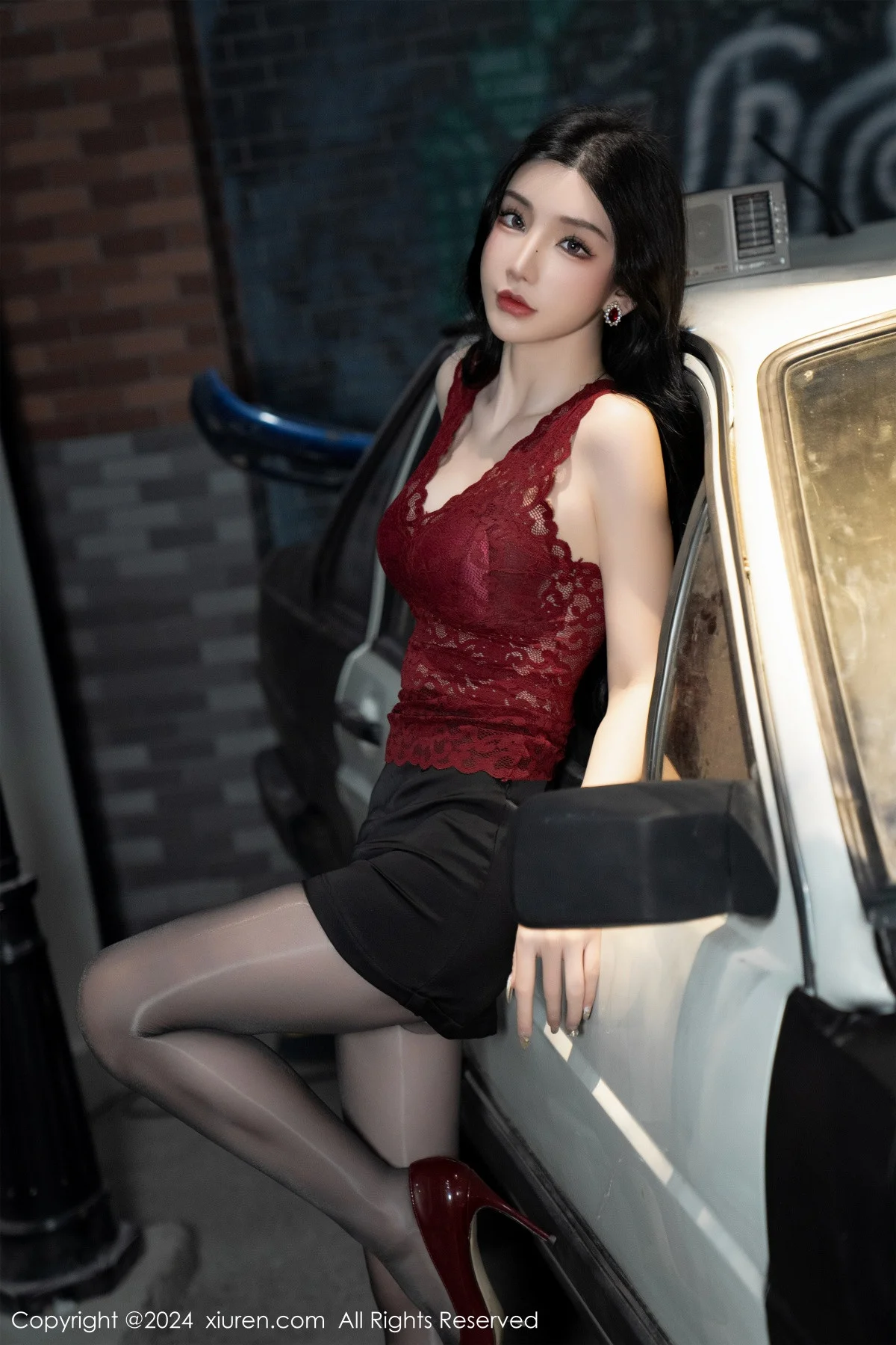 周于希Sally红色上衣配黑短裙露闪亮开档黑丝撩人绝美写真 第 27 张