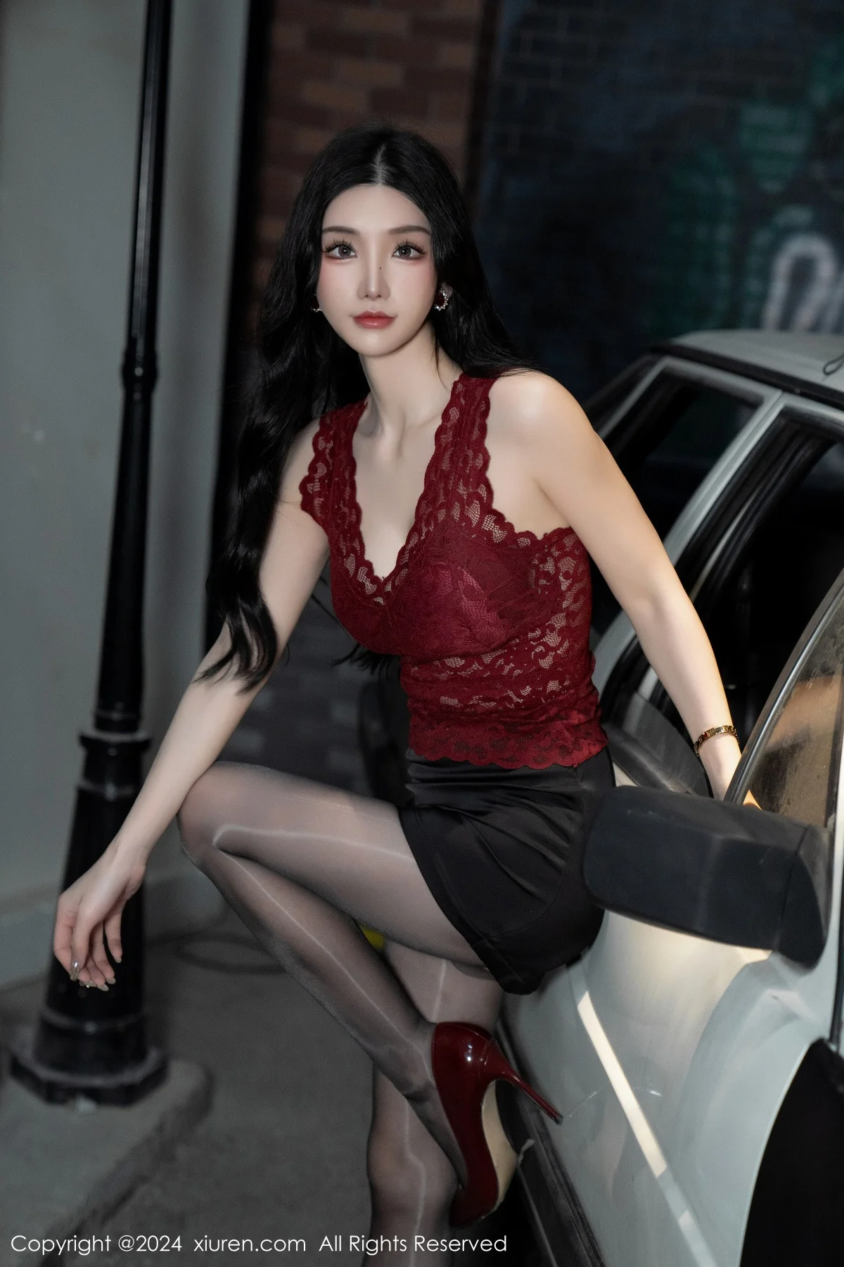 周于希Sally红色上衣配黑短裙露闪亮开档黑丝撩人绝美写真 第 28 张