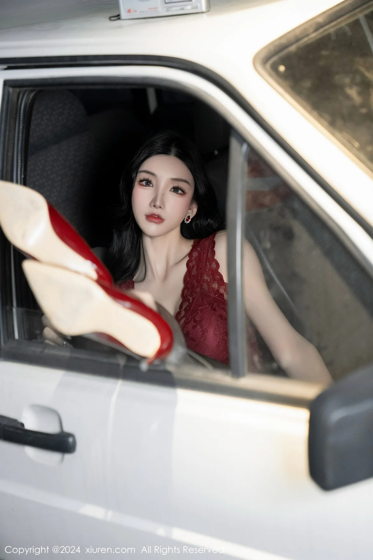 周于希Sally红色上衣配黑短裙露闪亮开档黑丝撩人绝美写真 第 32 张