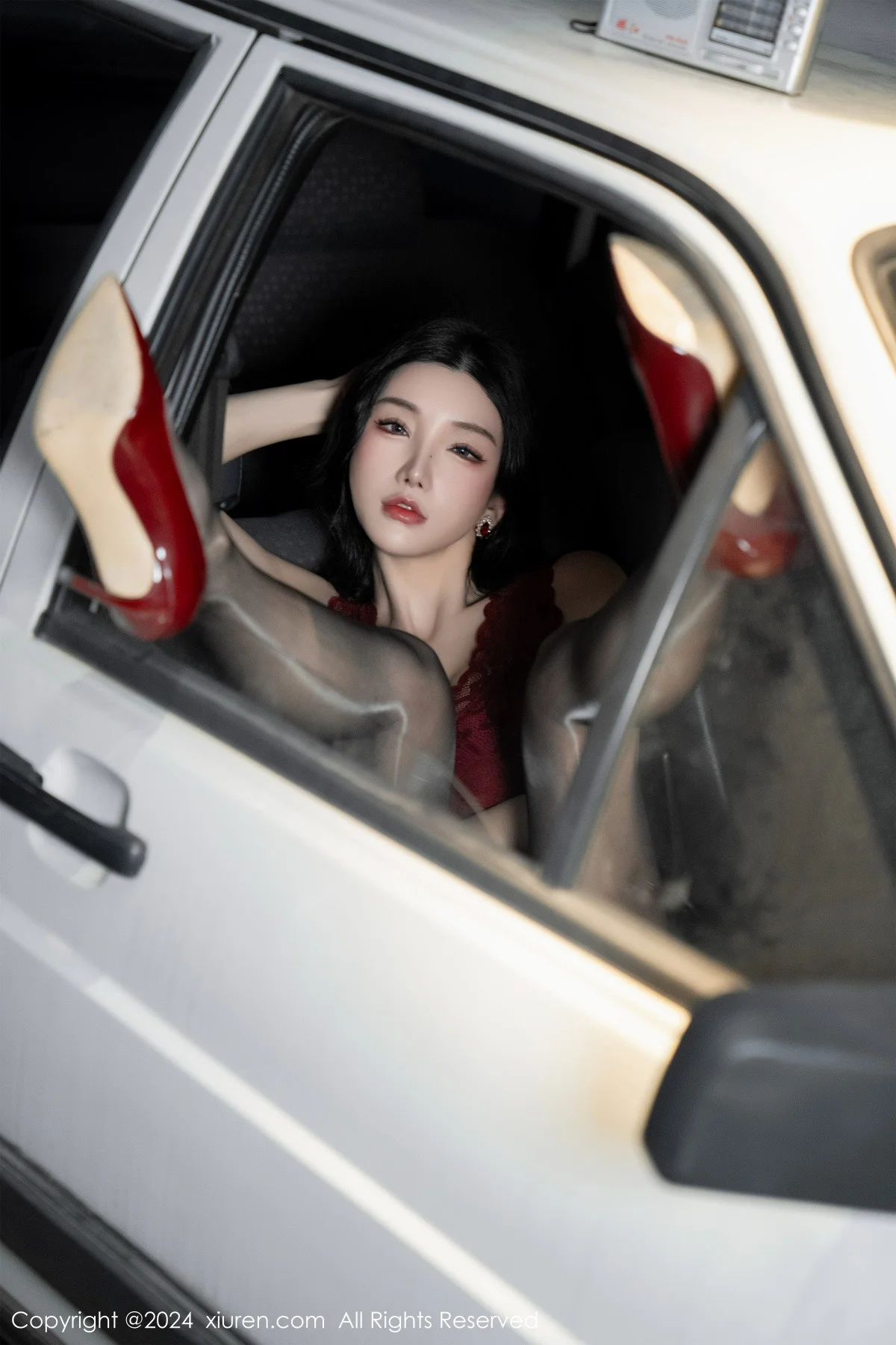 周于希Sally红色上衣配黑短裙露闪亮开档黑丝撩人绝美写真 第 33 张