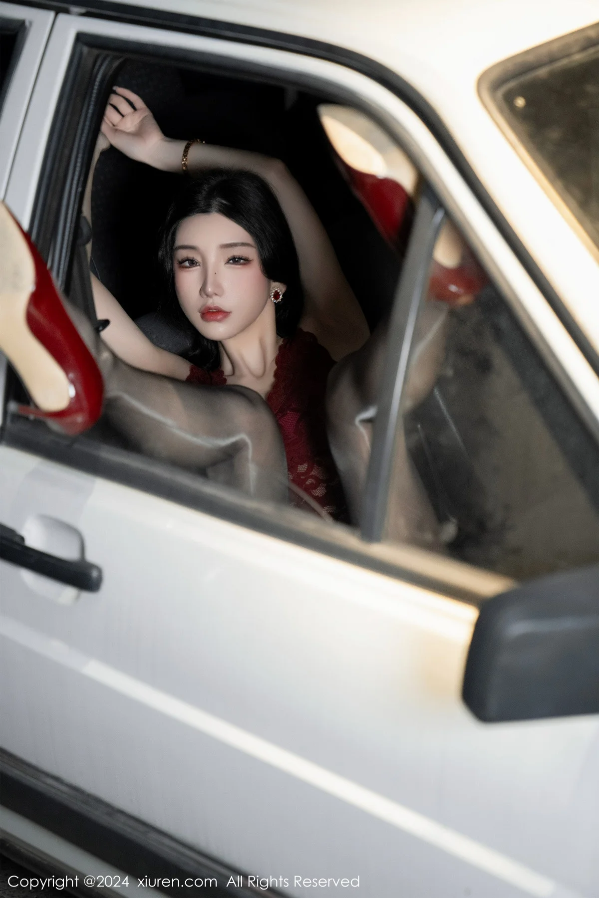 周于希Sally红色上衣配黑短裙露闪亮开档黑丝撩人绝美写真 第 34 张