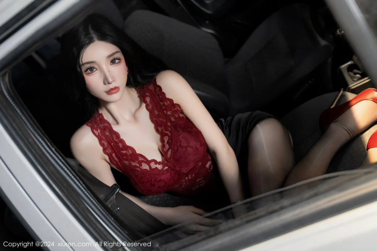周于希Sally红色上衣配黑短裙露闪亮开档黑丝撩人绝美写真 第 35 张