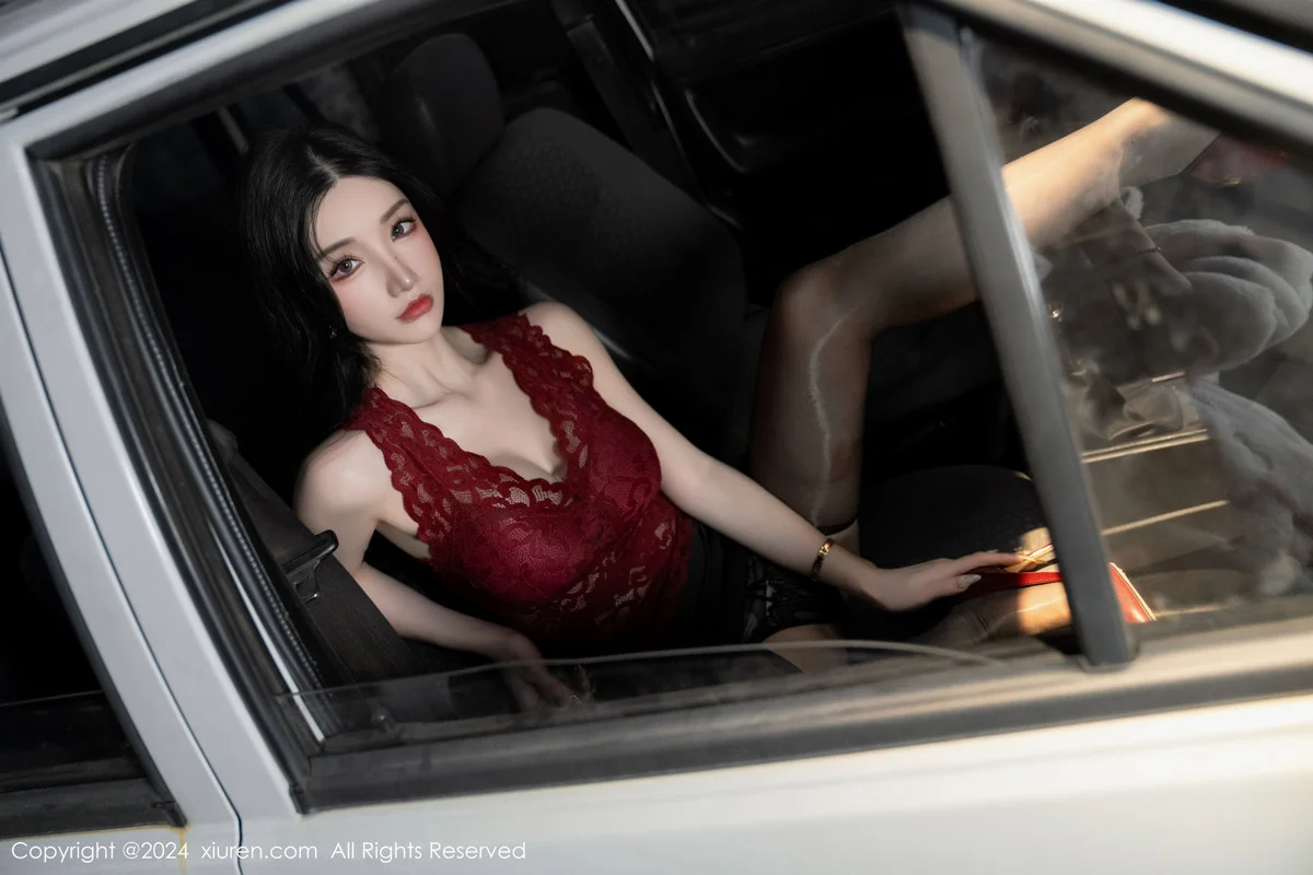 周于希Sally红色上衣配黑短裙露闪亮开档黑丝撩人绝美写真 第 36 张
