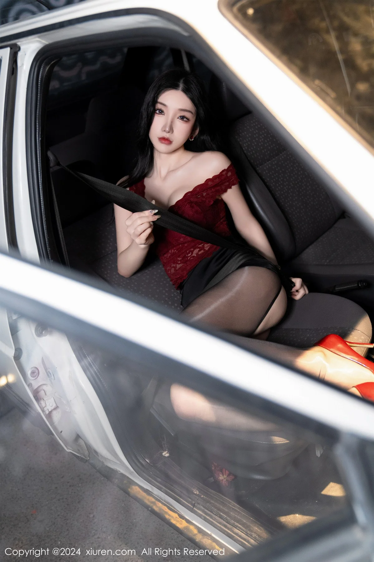周于希Sally红色上衣配黑短裙露闪亮开档黑丝撩人绝美写真 第 49 张