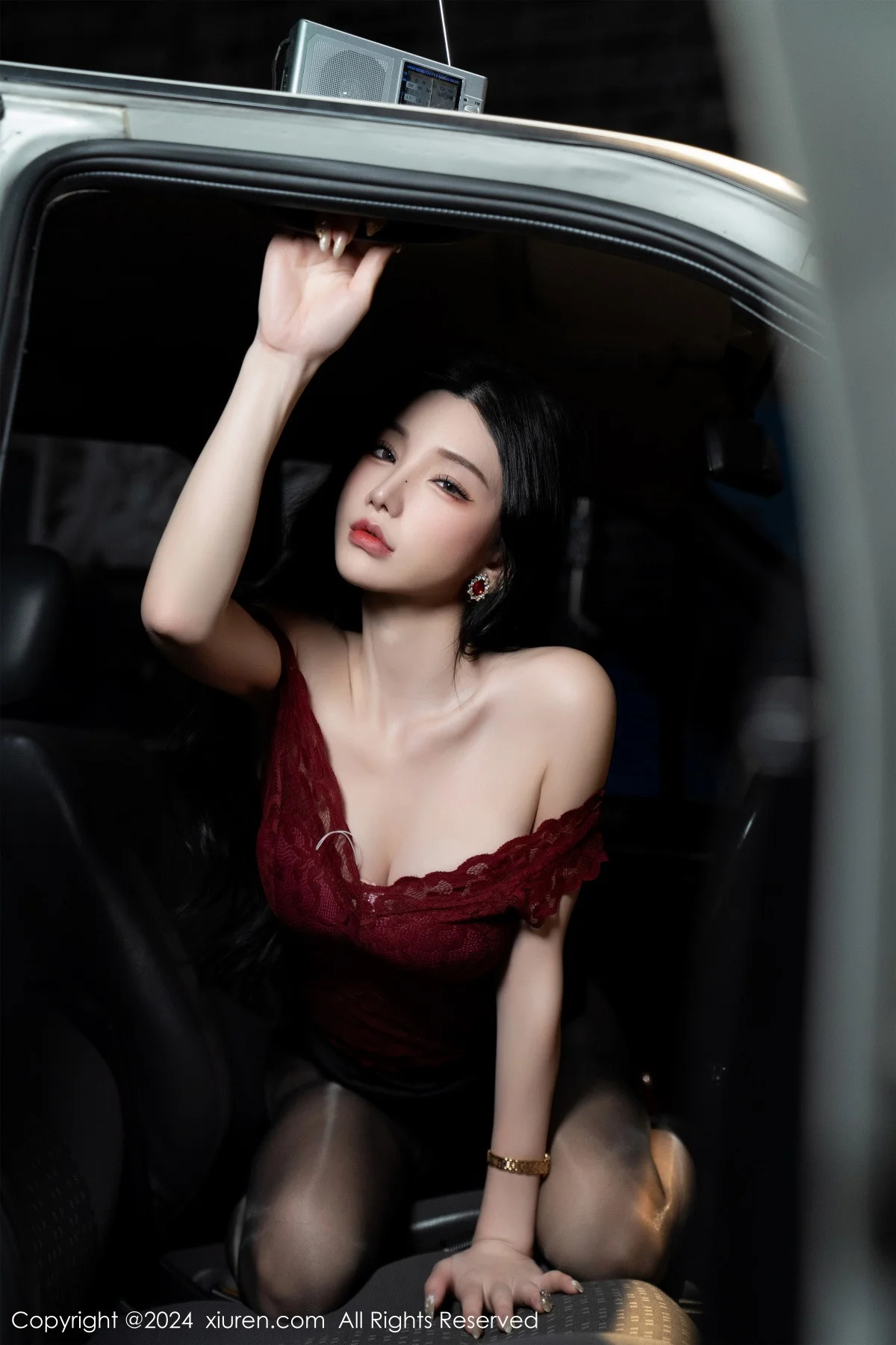 周于希Sally红色上衣配黑短裙露闪亮开档黑丝撩人绝美写真 第 63 张