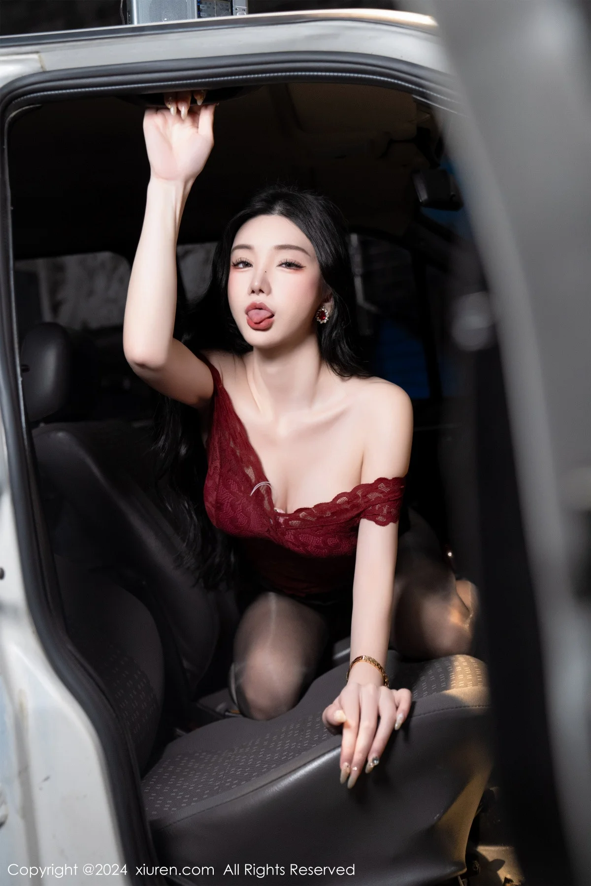 周于希Sally红色上衣配黑短裙露闪亮开档黑丝撩人绝美写真 第 64 张