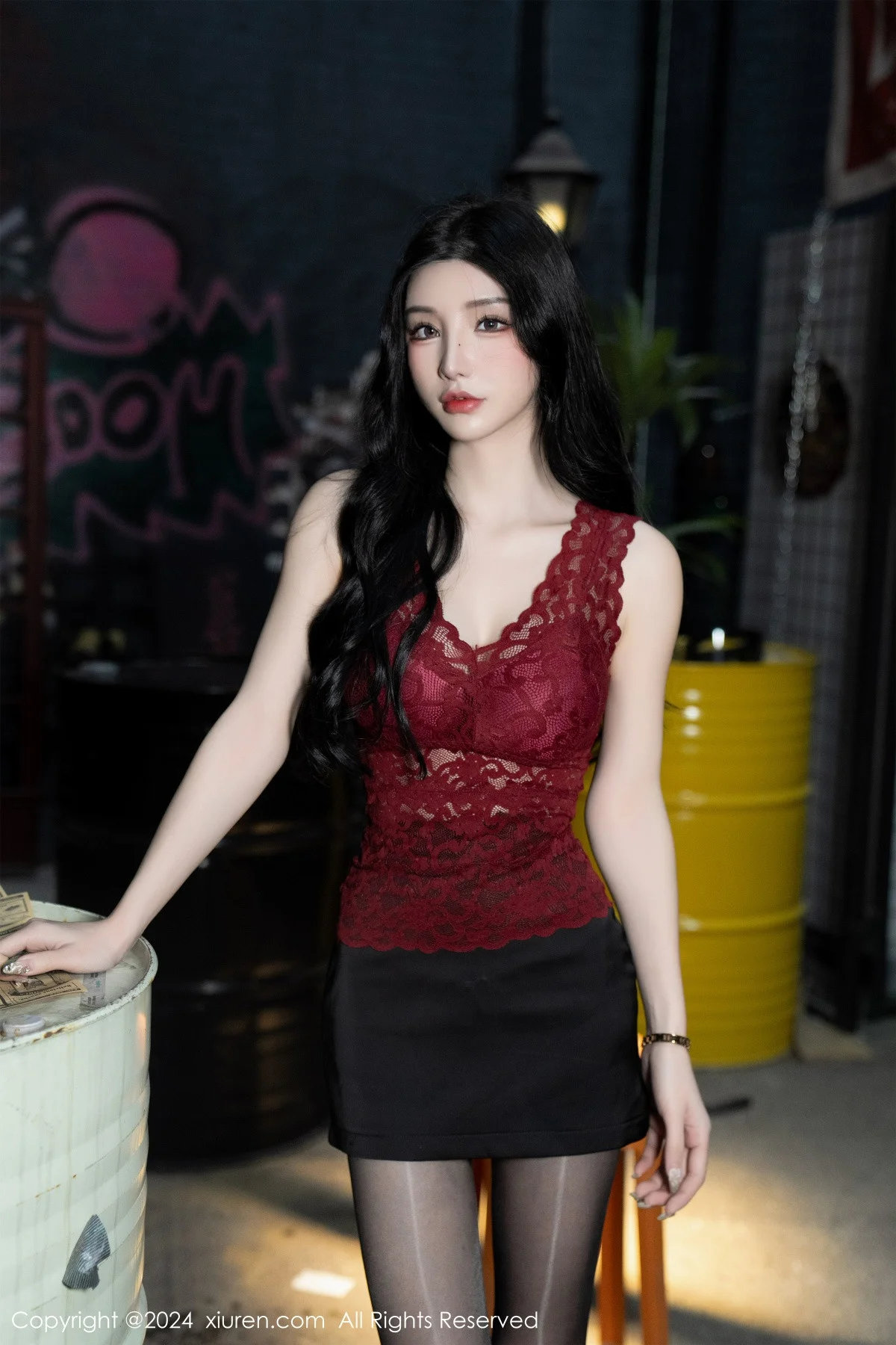 周于希Sally红色上衣配黑短裙露闪亮开档黑丝撩人绝美写真 第 8 张