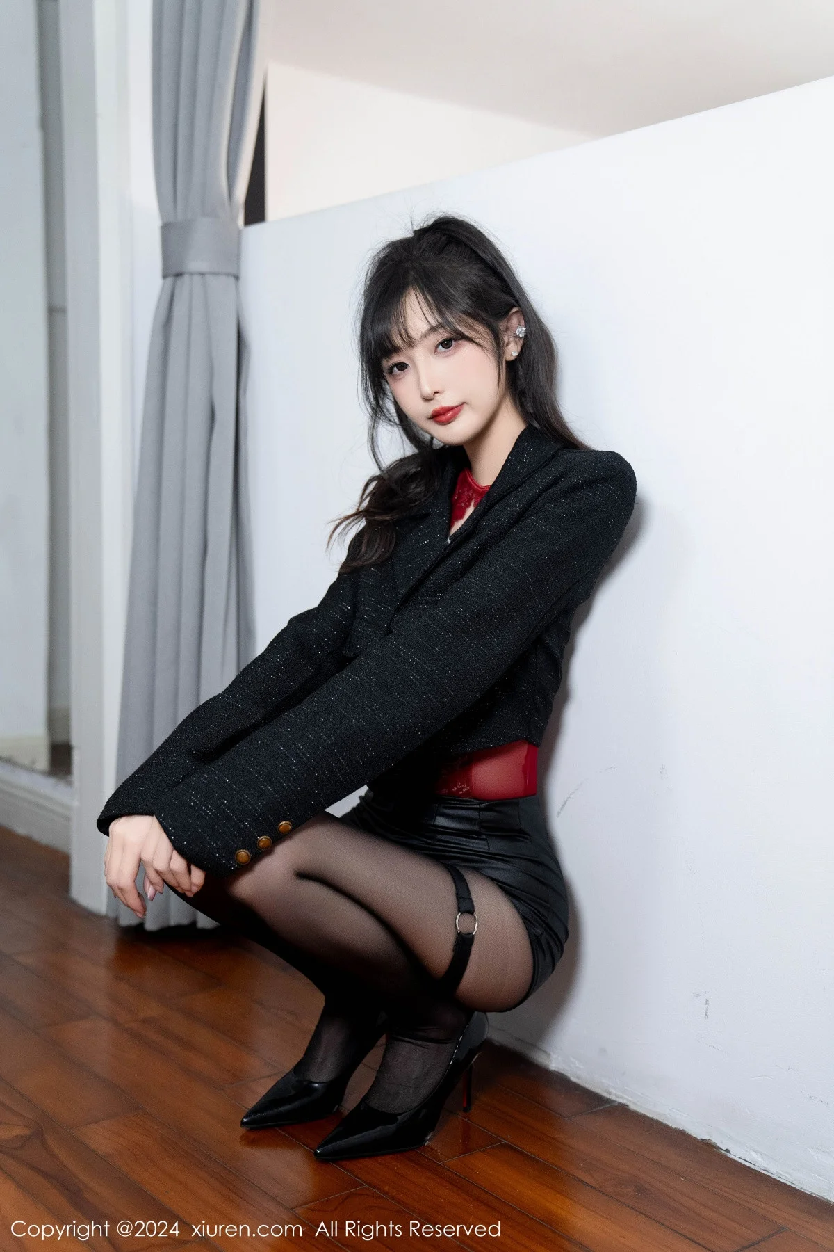 林星阑性感红色蕾丝连体衣配黑丝吊袜秀曼妙身姿绝美写真 第 2 张