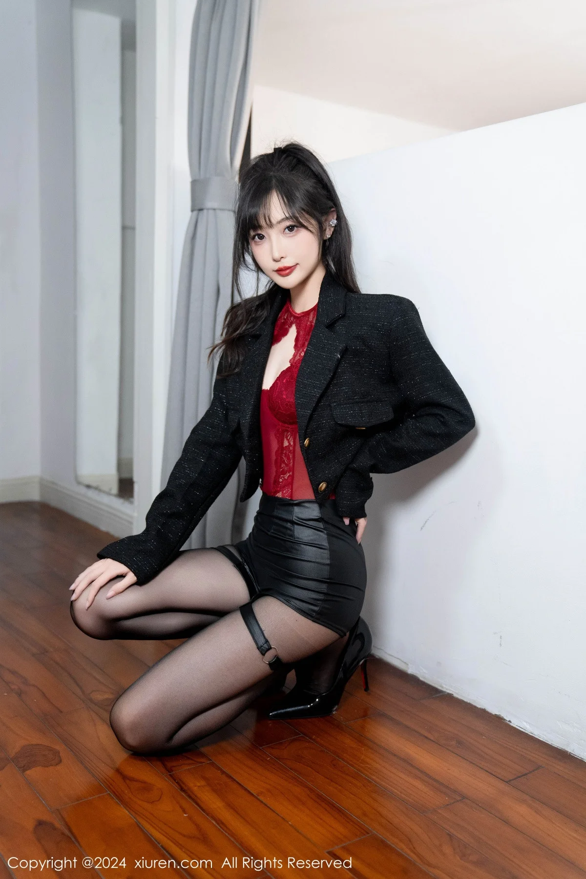 林星阑性感红色蕾丝连体衣配黑丝吊袜秀曼妙身姿绝美写真 第 24 张