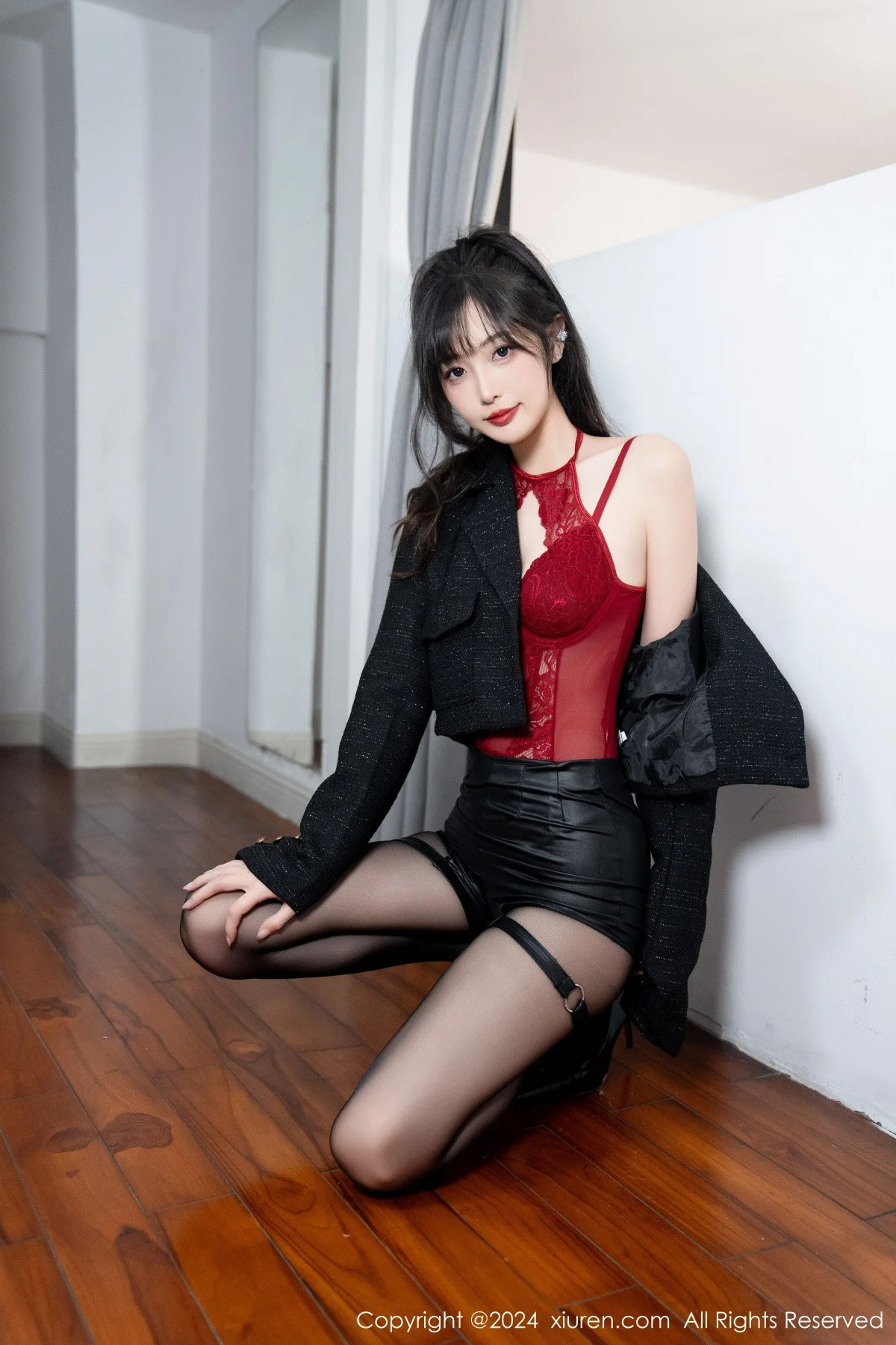 林星阑性感红色蕾丝连体衣配黑丝吊袜秀曼妙身姿绝美写真 第 27 张