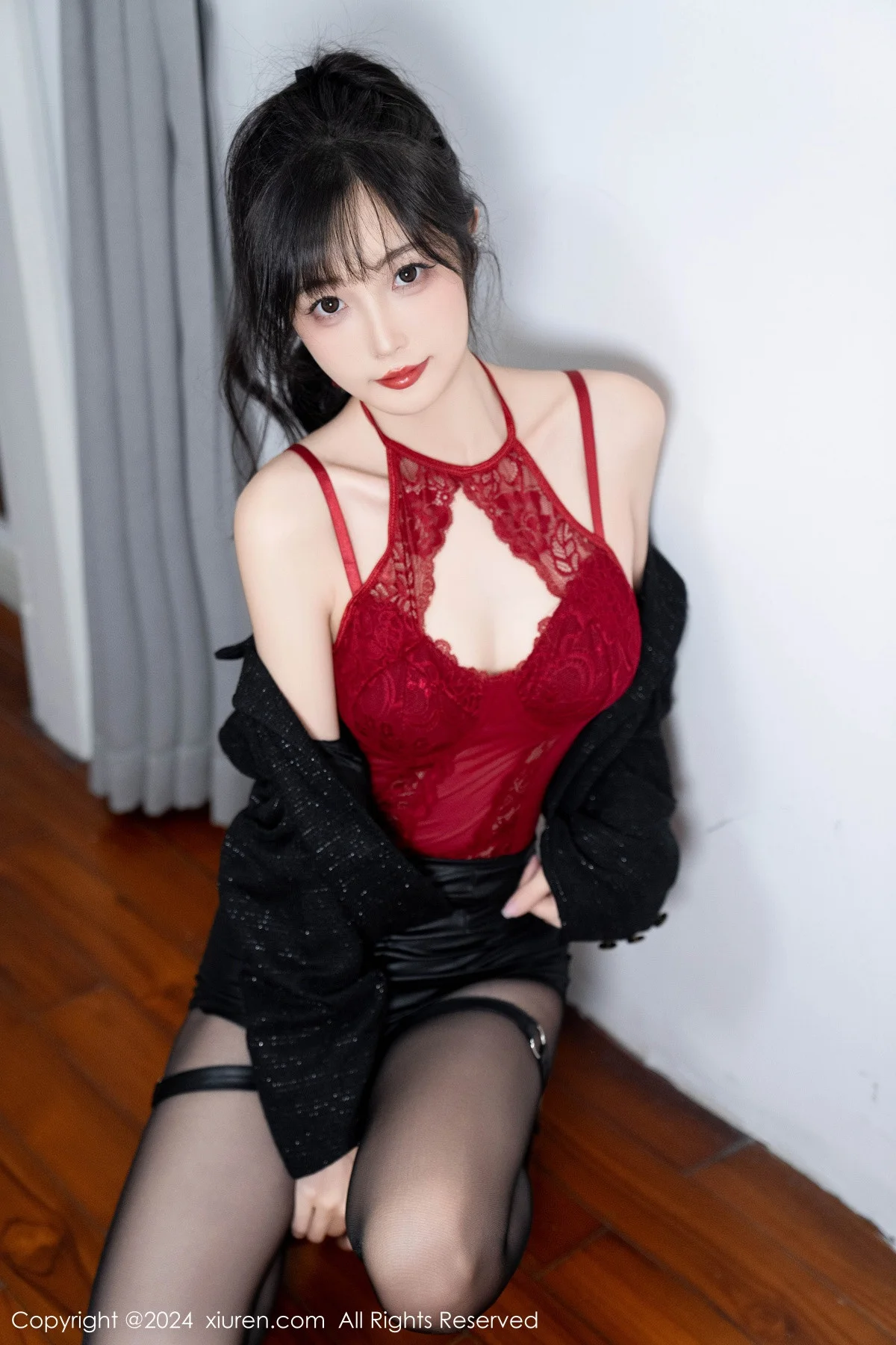 林星阑性感红色蕾丝连体衣配黑丝吊袜秀曼妙身姿绝美写真 第 32 张