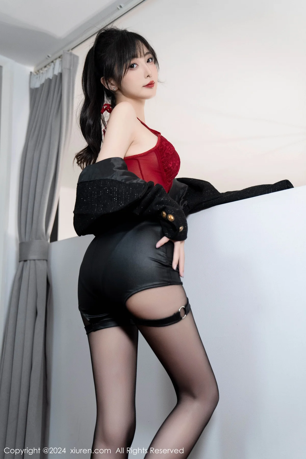 林星阑性感红色蕾丝连体衣配黑丝吊袜秀曼妙身姿绝美写真 第 39 张