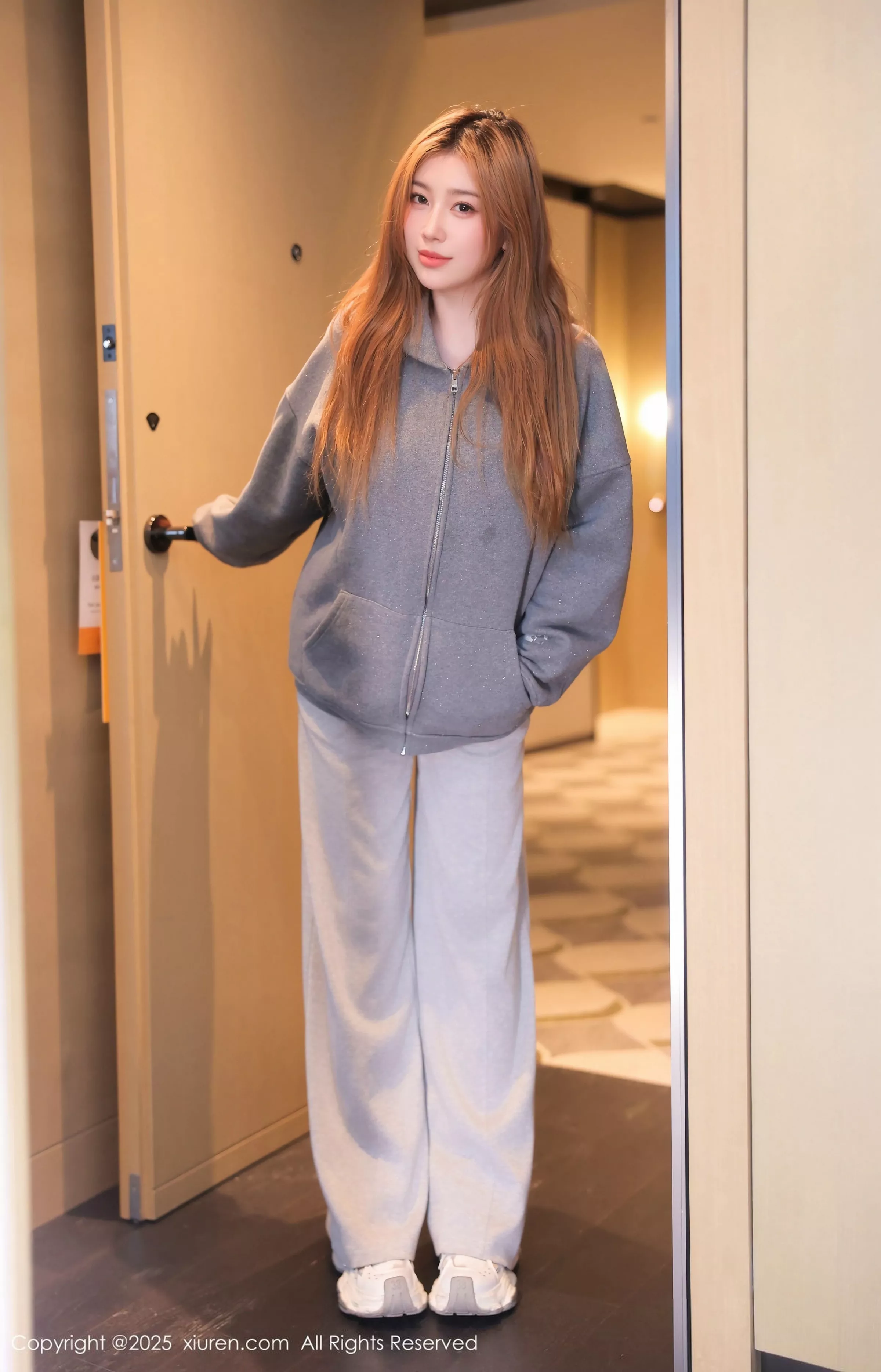 M麦当劳性感蓝色蕾丝内衣配开档黑丝袜秀凹凸身材绝美写真 第 4 张