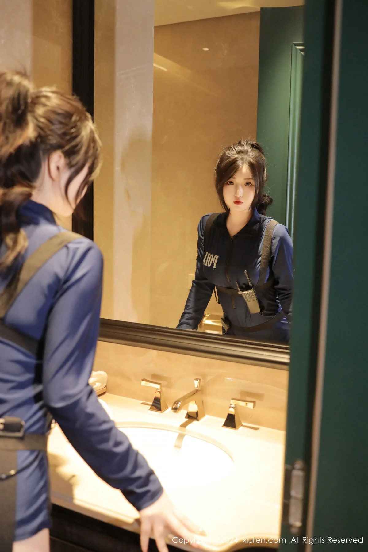 陈小花卫生间性感Cosplay装扮黑色服饰秀曼妙身姿绝美写真 第 4 张