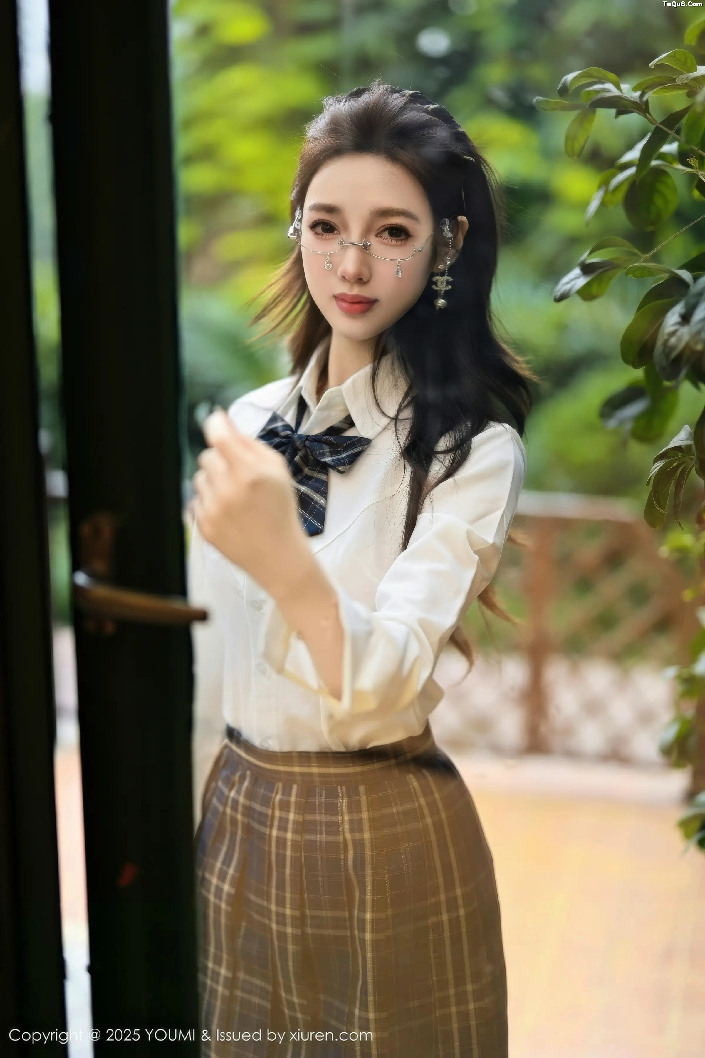 Twins-桃桃性感JK制服露白色内衣配超薄黑丝秀美腿绝美写真 第 4 张
