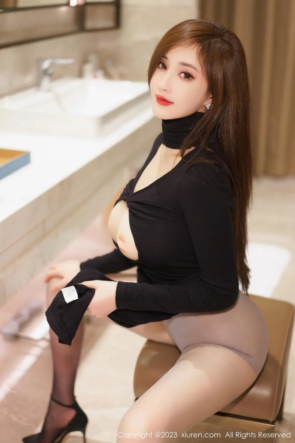 Carol周妍希性感开胸连衣裙配超薄黑丝秀丰满身材绝美写真 第 17 张