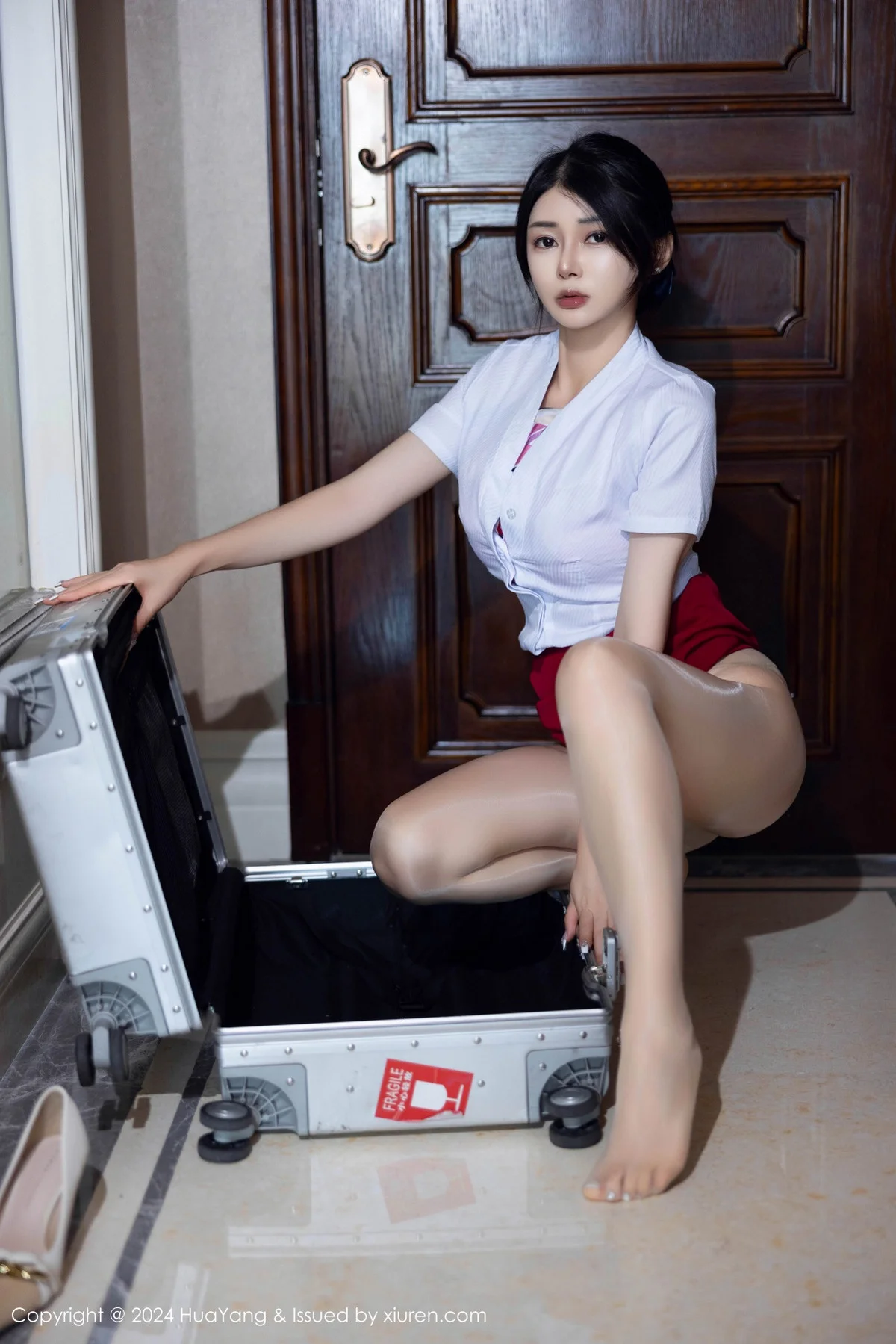 凯竹Quinn性感空姐制服红短裙露肉丝袜秀丰腴身姿绝美写真 第 1 张