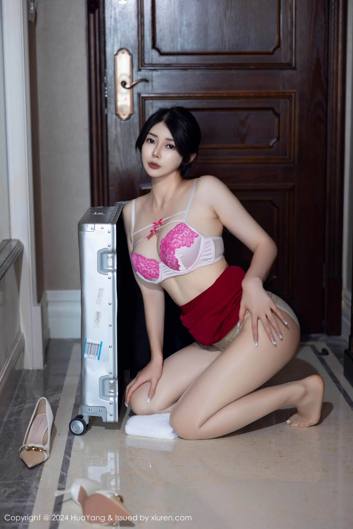 凯竹Quinn性感空姐制服红短裙露肉丝袜秀丰腴身姿绝美写真 第 9 张