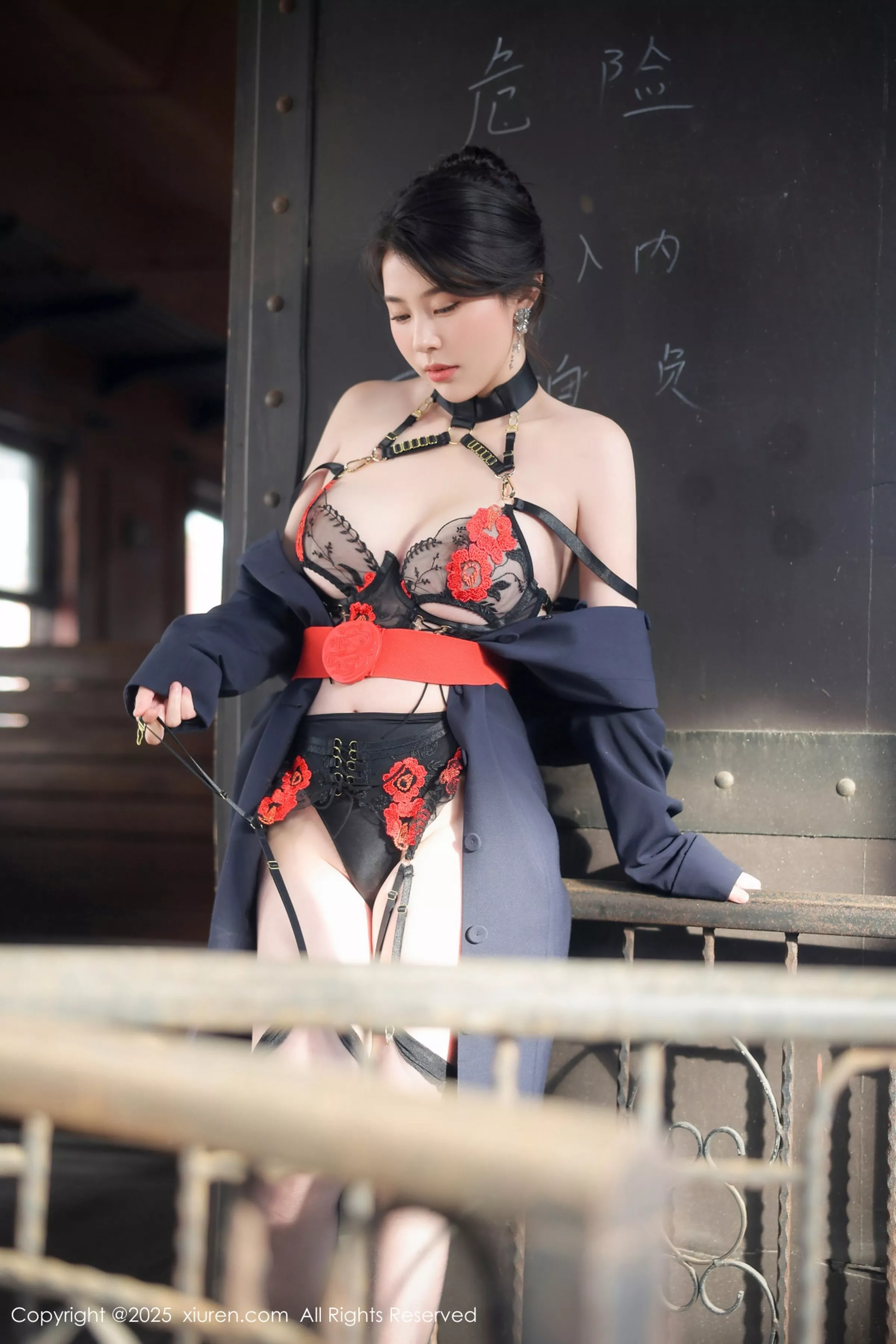 白茹雪abby性感黑色情趣内衣配黑丝吊袜秀丰腴身材绝美写真 第 33 张