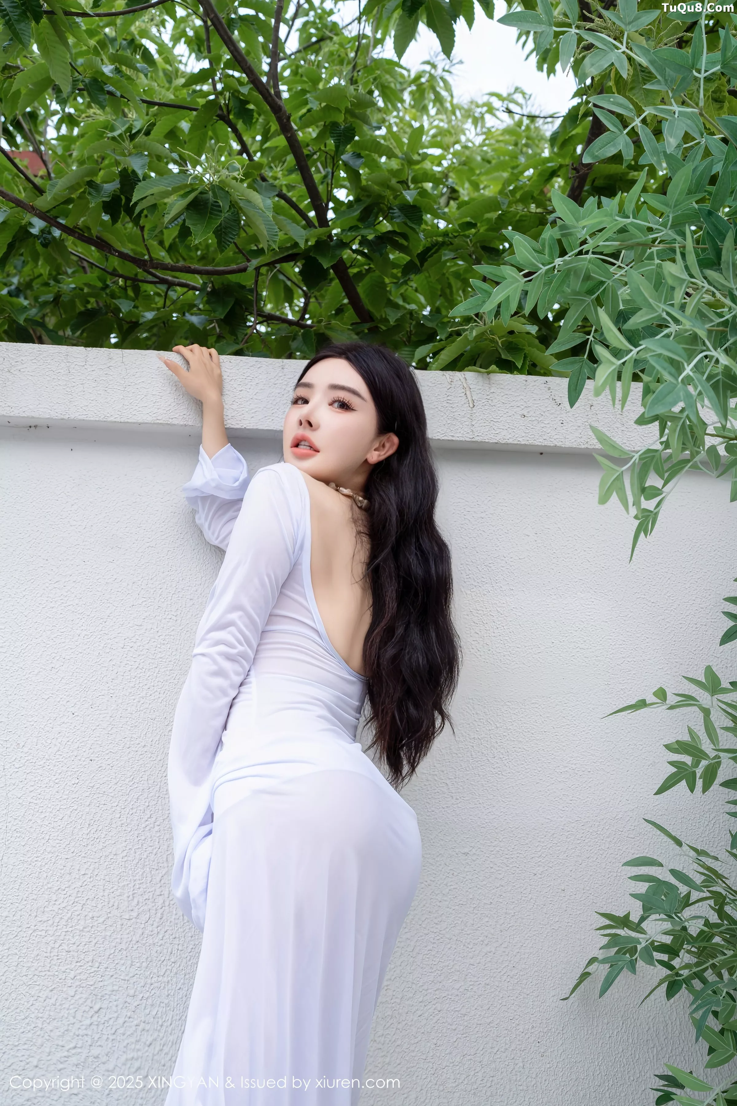 潘思沁沙滩椅上性感浅色连衣裙秀巨乳肥臀撩人绝美写真 第 11 张