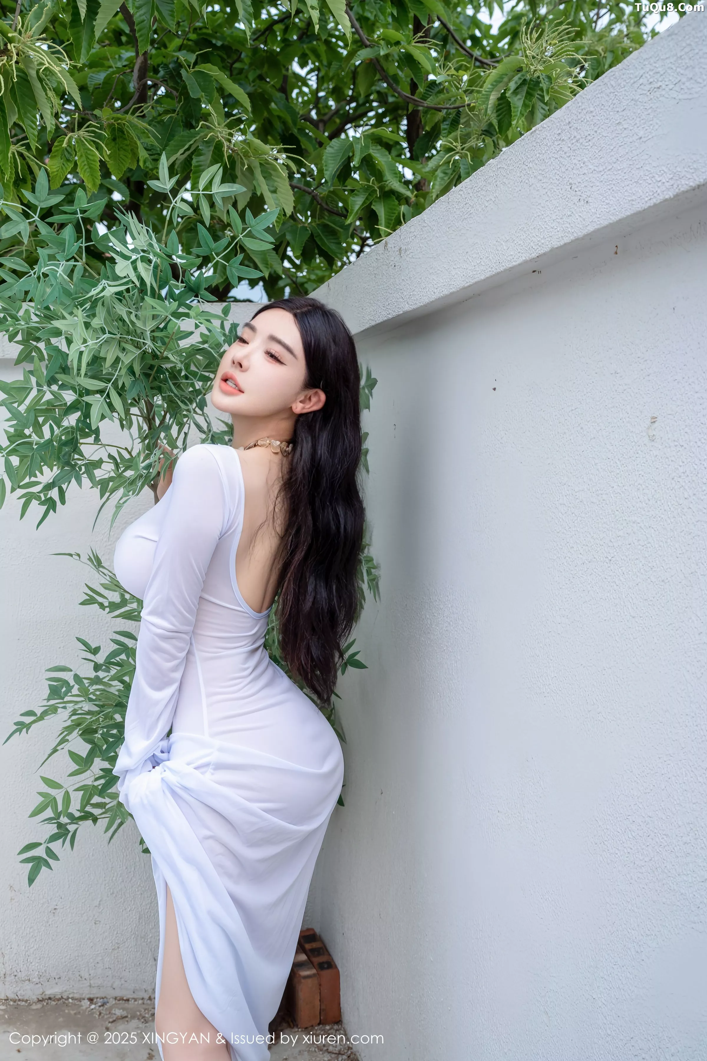 潘思沁沙滩椅上性感浅色连衣裙秀巨乳肥臀撩人绝美写真 第 13 张