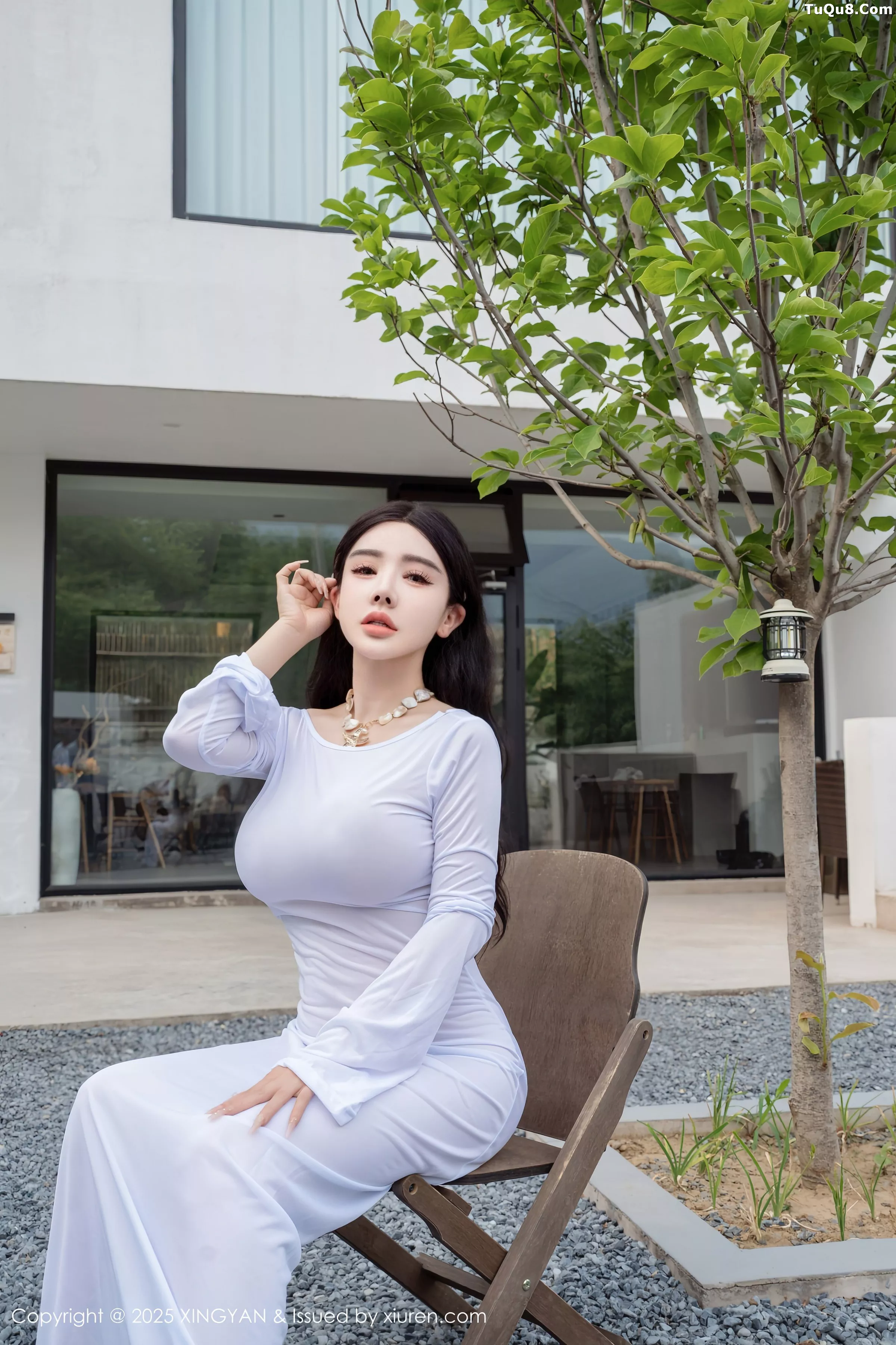 潘思沁沙滩椅上性感浅色连衣裙秀巨乳肥臀撩人绝美写真 第 2 张