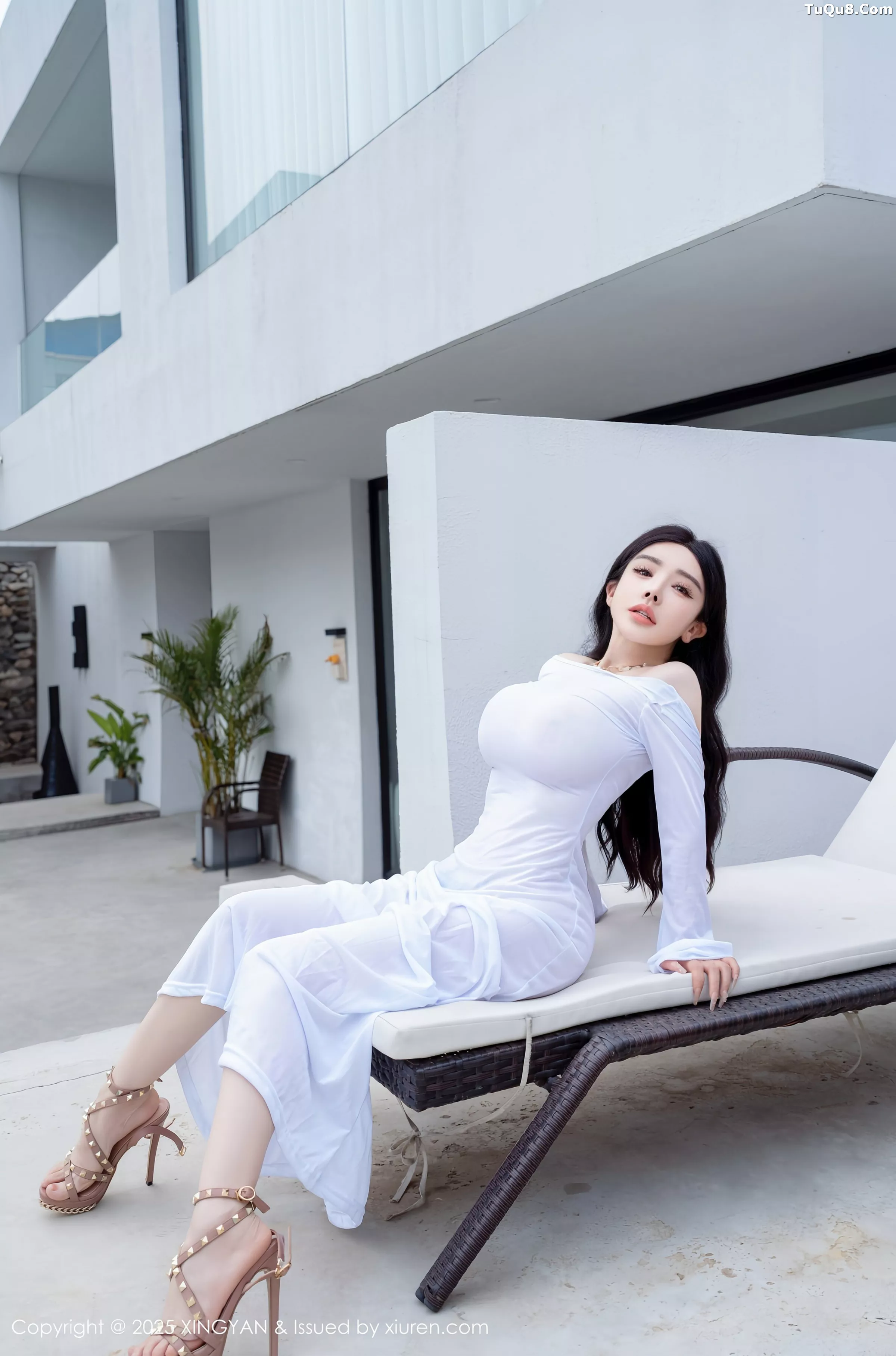 潘思沁沙滩椅上性感浅色连衣裙秀巨乳肥臀撩人绝美写真 第 21 张