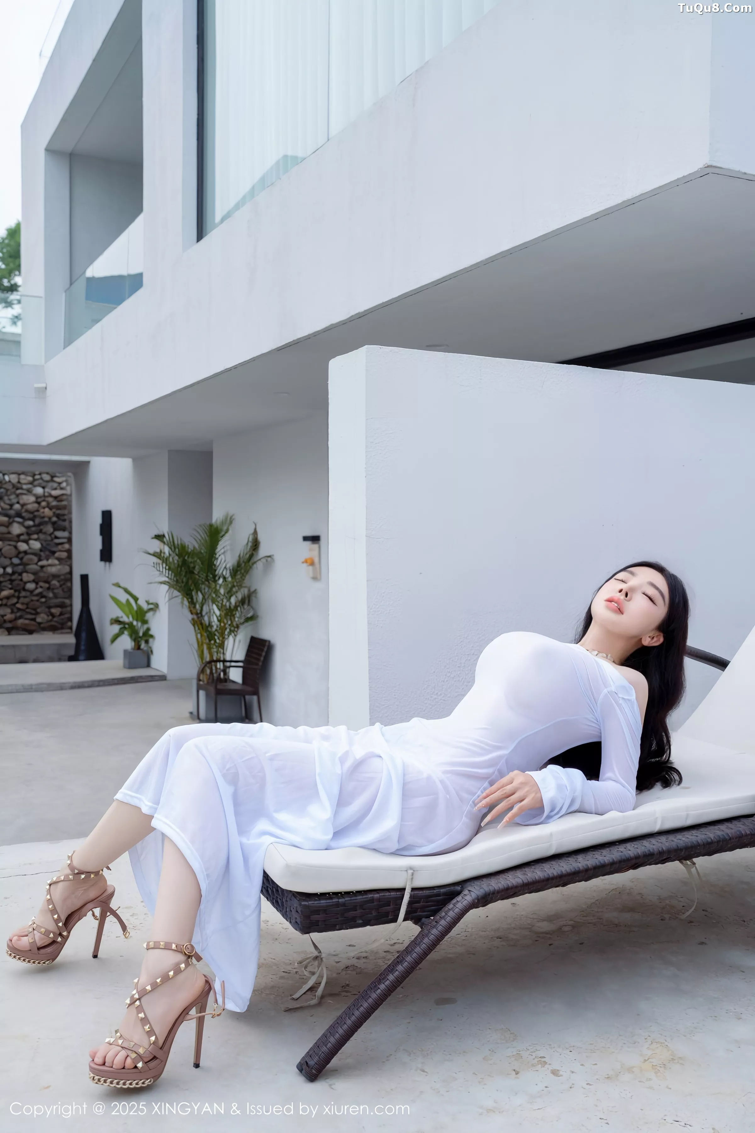 潘思沁沙滩椅上性感浅色连衣裙秀巨乳肥臀撩人绝美写真 第 23 张