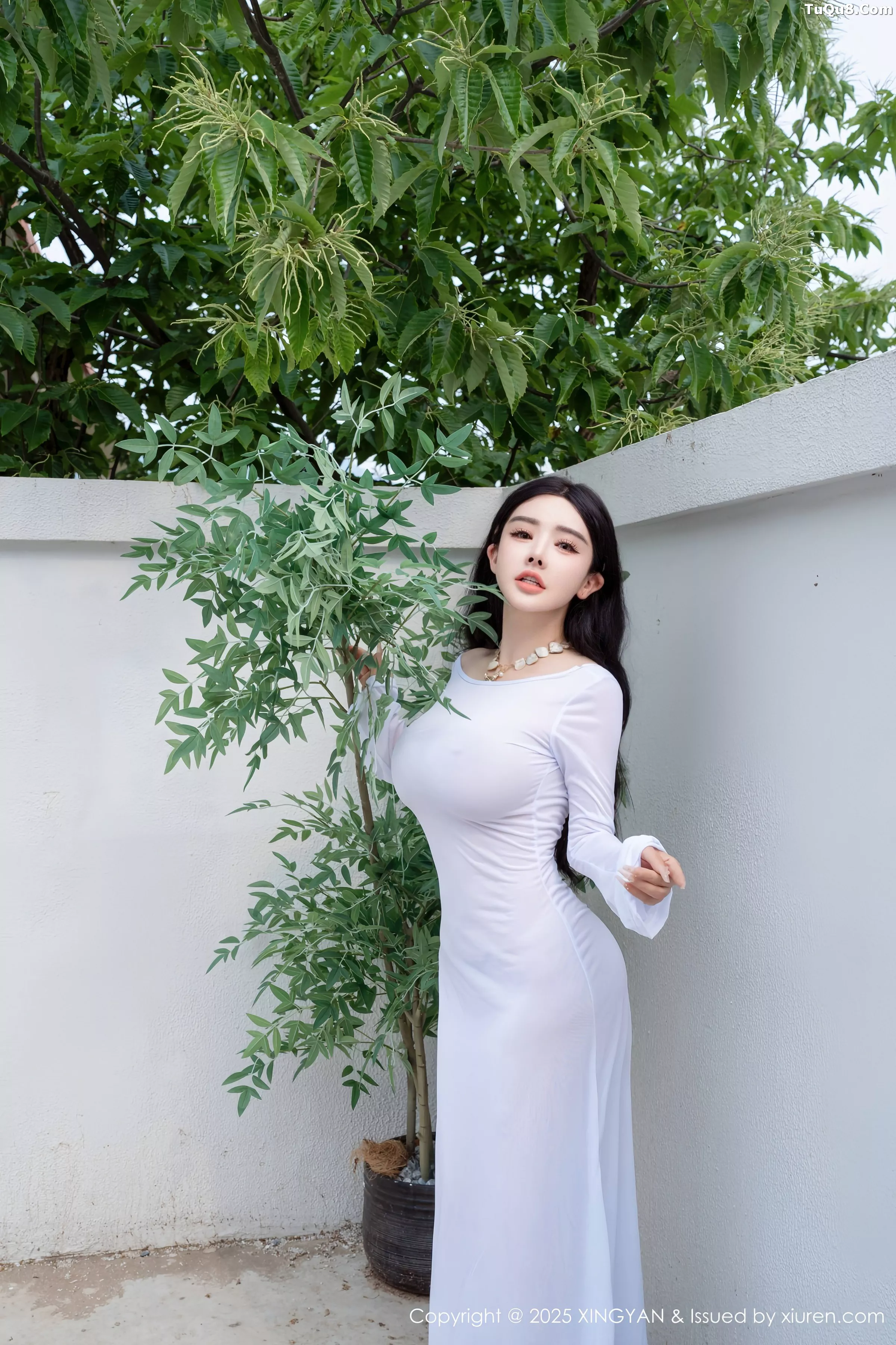 潘思沁沙滩椅上性感浅色连衣裙秀巨乳肥臀撩人绝美写真 第 3 张