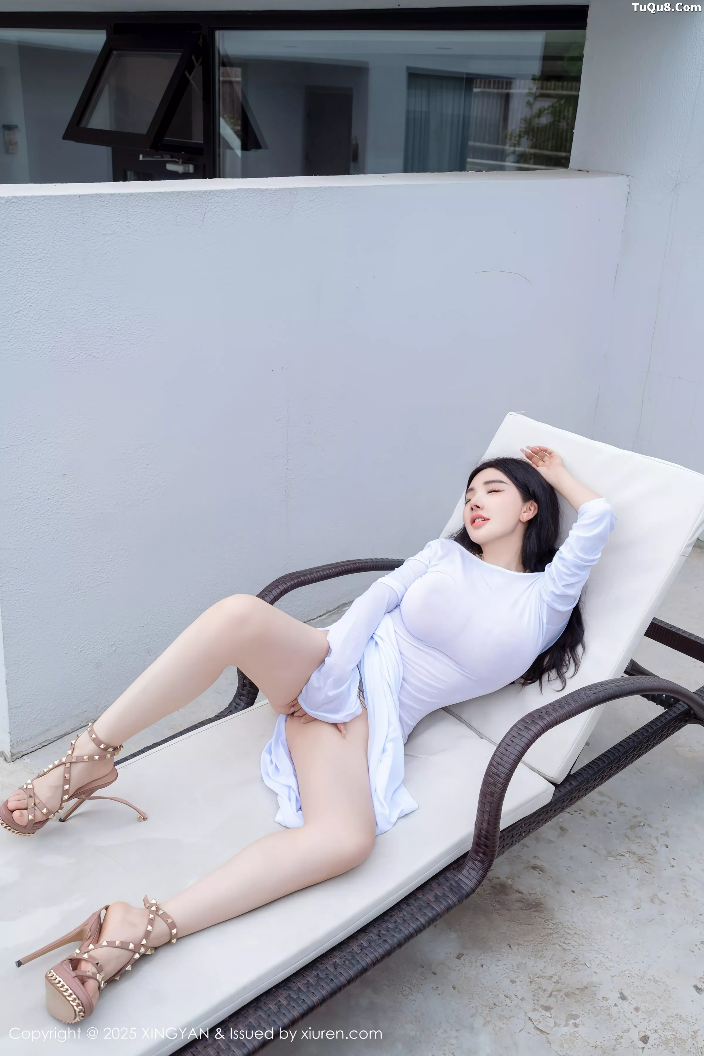 潘思沁沙滩椅上性感浅色连衣裙秀巨乳肥臀撩人绝美写真 第 51 张