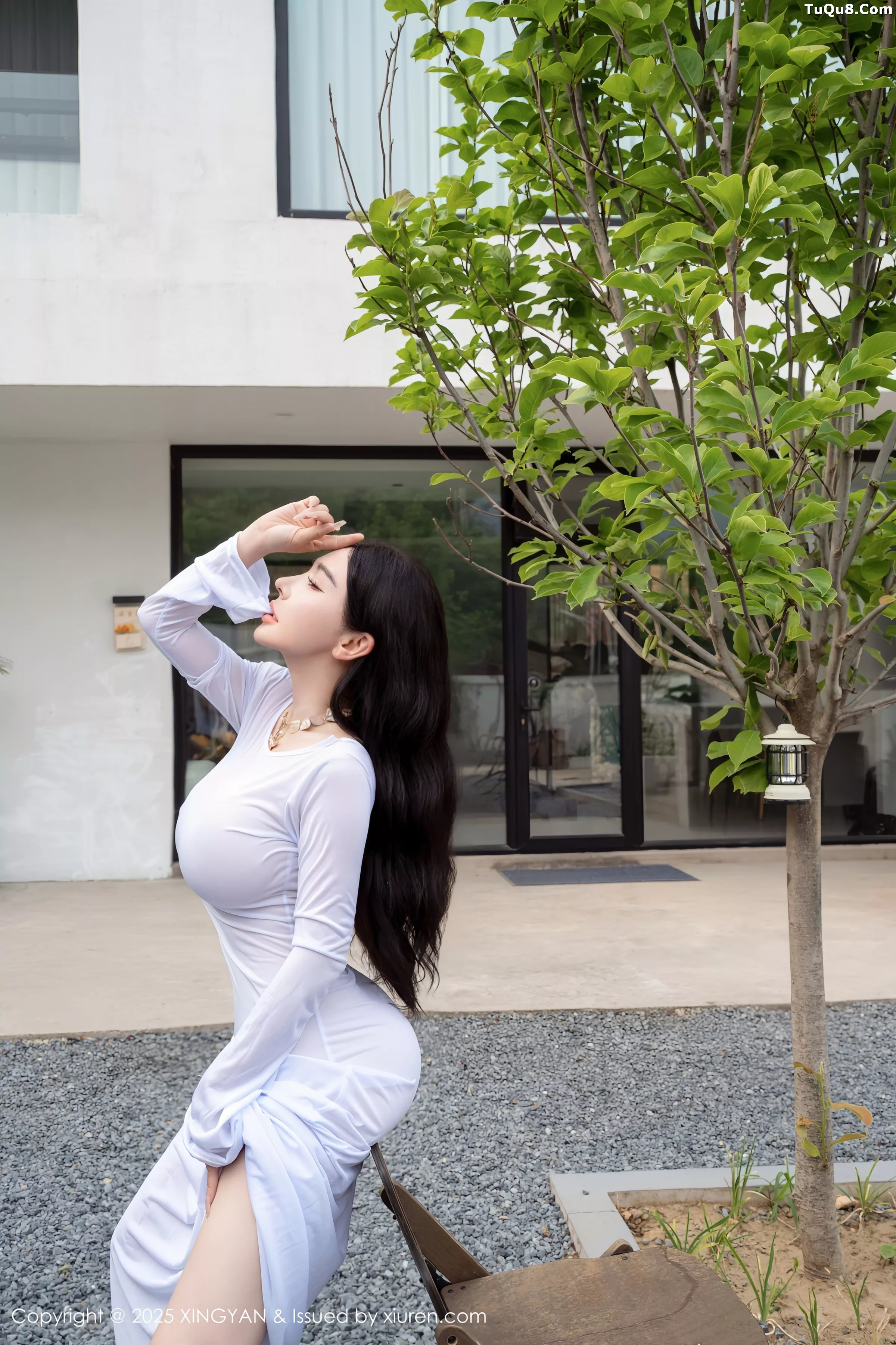 潘思沁沙滩椅上性感浅色连衣裙秀巨乳肥臀撩人绝美写真 第 6 张