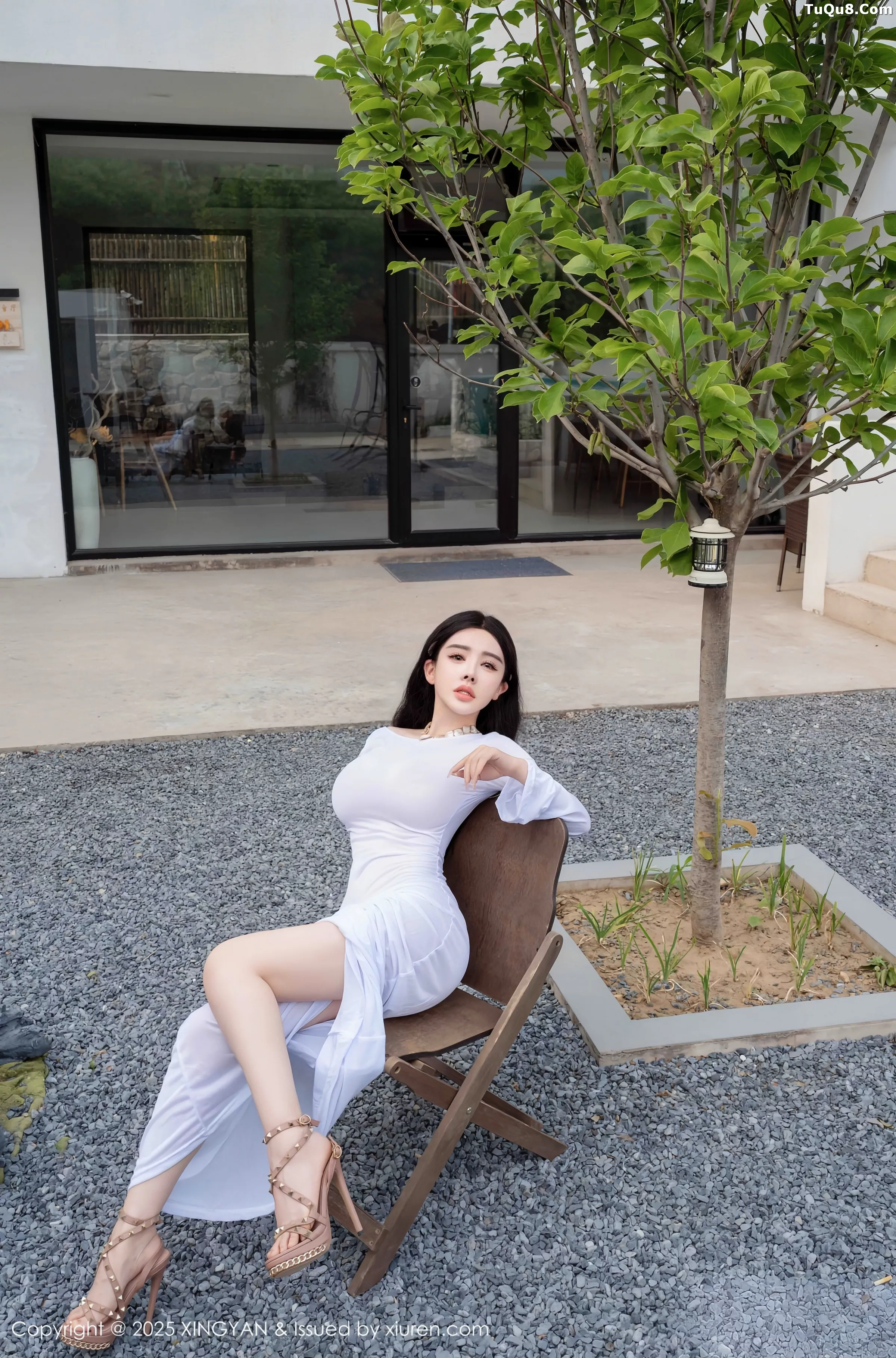 潘思沁沙滩椅上性感浅色连衣裙秀巨乳肥臀撩人绝美写真 第 9 张