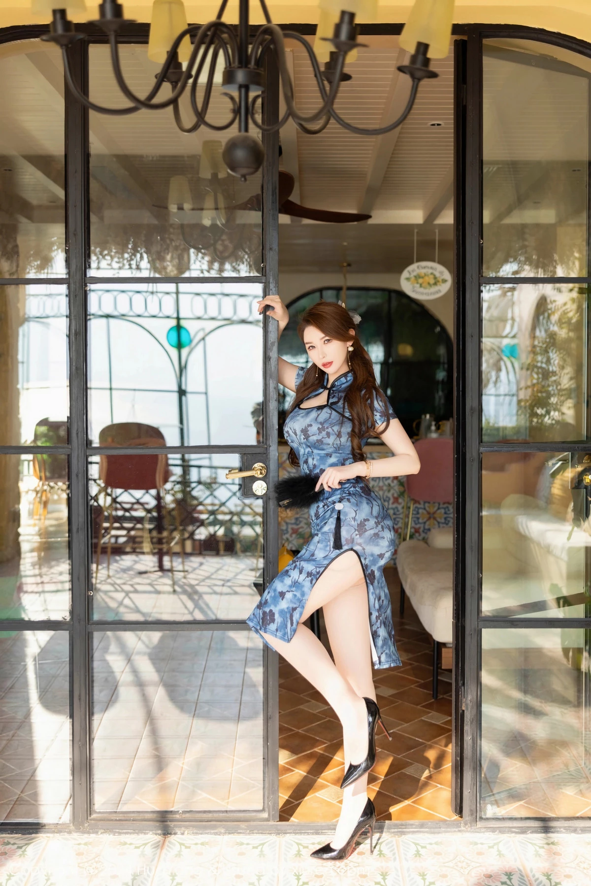 尤妮丝Egg深色旗袍露性感蓝色蕾丝内衣配开档肉丝绝美写真 第 4 张