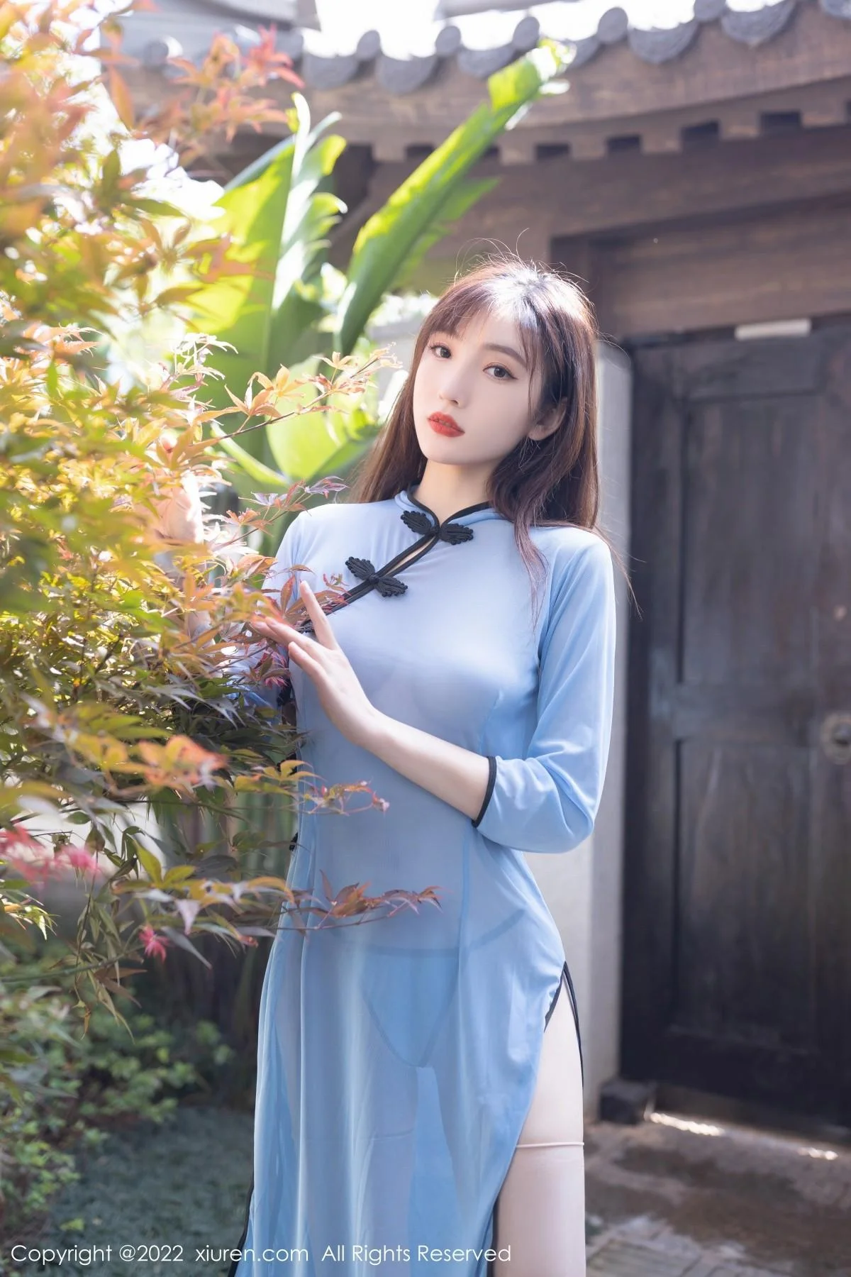 陆萱萱性感民国式蓝色轻透旗袍配原色丝袜撩人绝美写真 第 11 张
