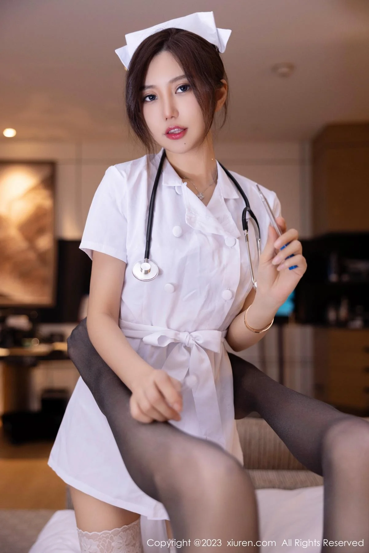 绮里嘉ula性感白色护士服配超薄肉丝秀曼妙身姿绝美写真 第 3 张