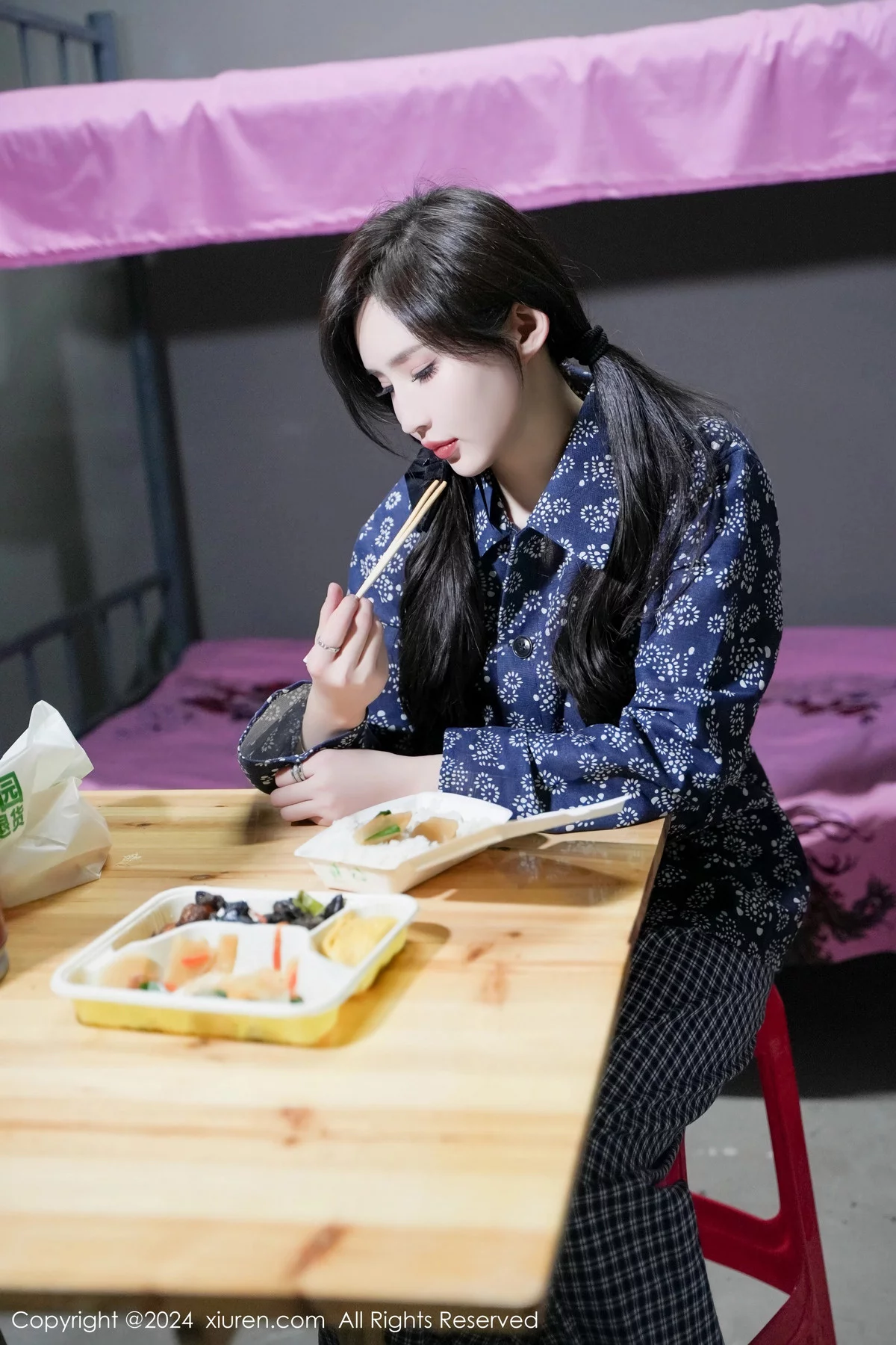 Carol周妍希宿舍拍摄私房床上超薄肉丝秀翘臀美腿绝美写真 第 13 张