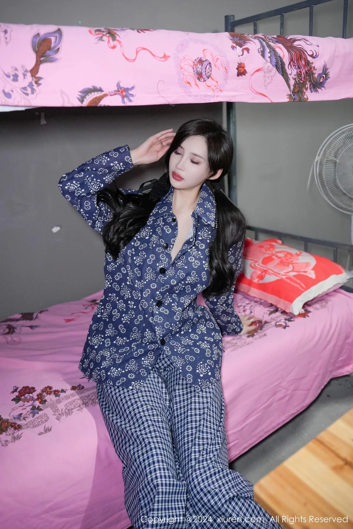 Carol周妍希宿舍拍摄私房床上超薄肉丝秀翘臀美腿绝美写真 第 17 张