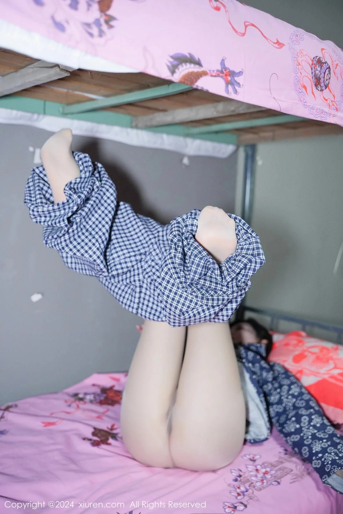 Carol周妍希宿舍拍摄私房床上超薄肉丝秀翘臀美腿绝美写真 第 25 张