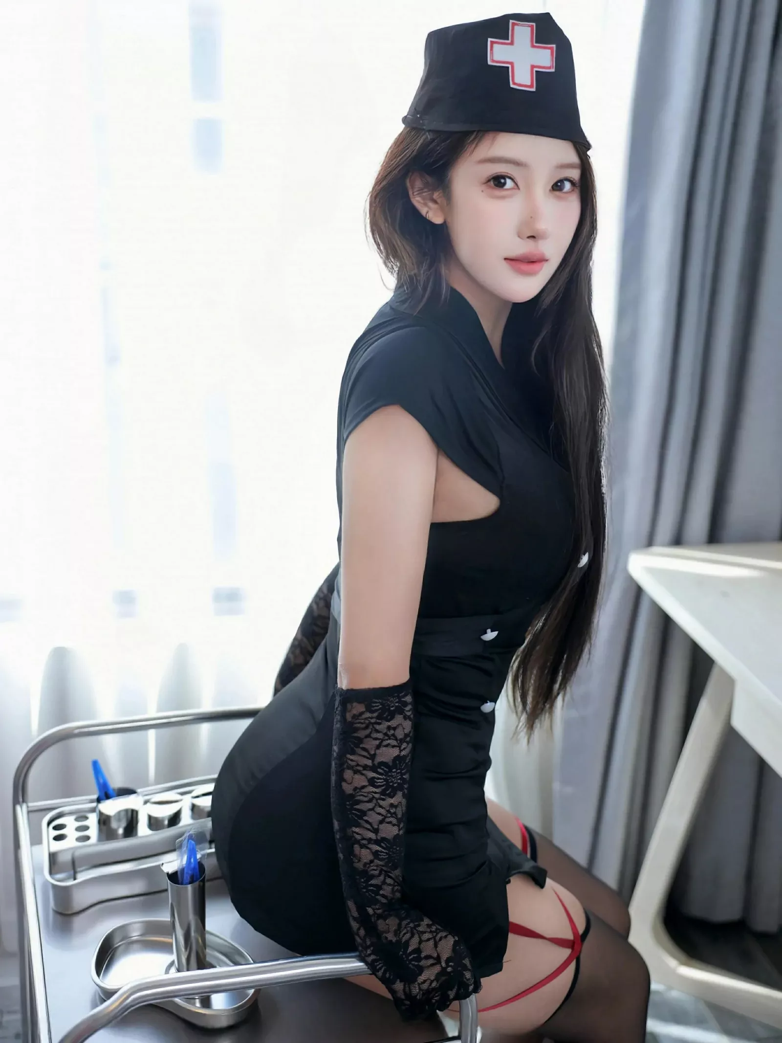 金允希Yuki性感深色护士制服配黑丝吊袜秀完美身材绝美写真 第 14 张