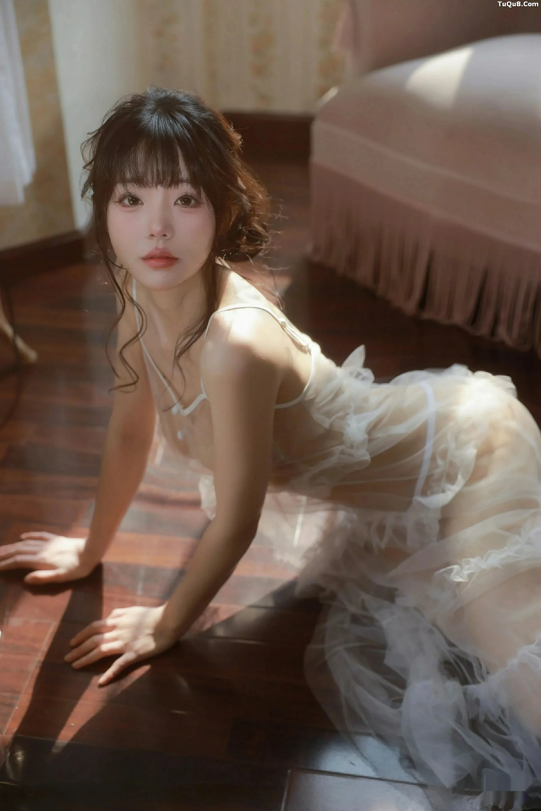 佘贝拉Bella性感连衣长裙露白色情趣内衣秀完美身材绝美写真 第 1 张