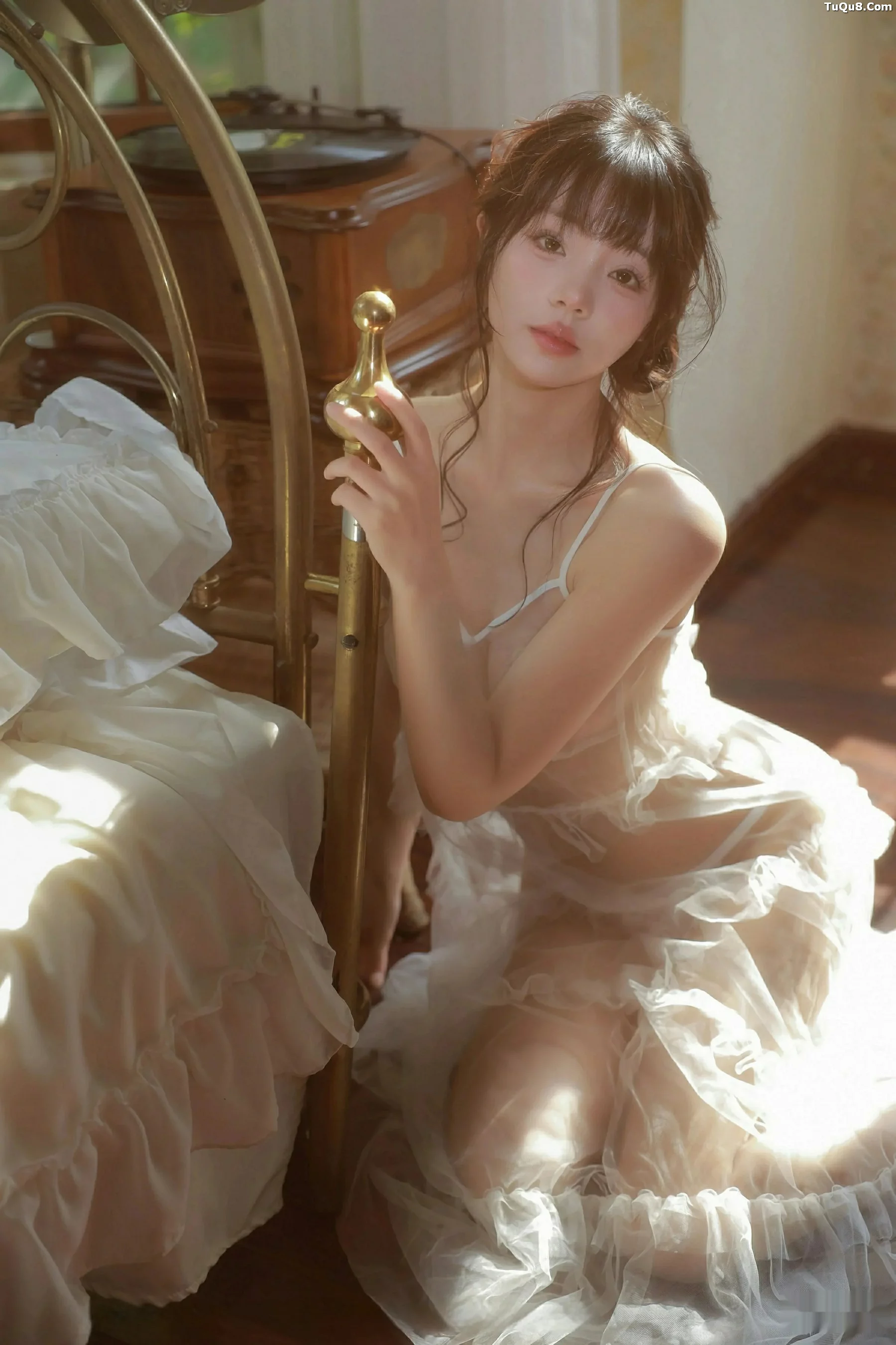 佘贝拉Bella性感连衣长裙露白色情趣内衣秀完美身材绝美写真 第 73 张