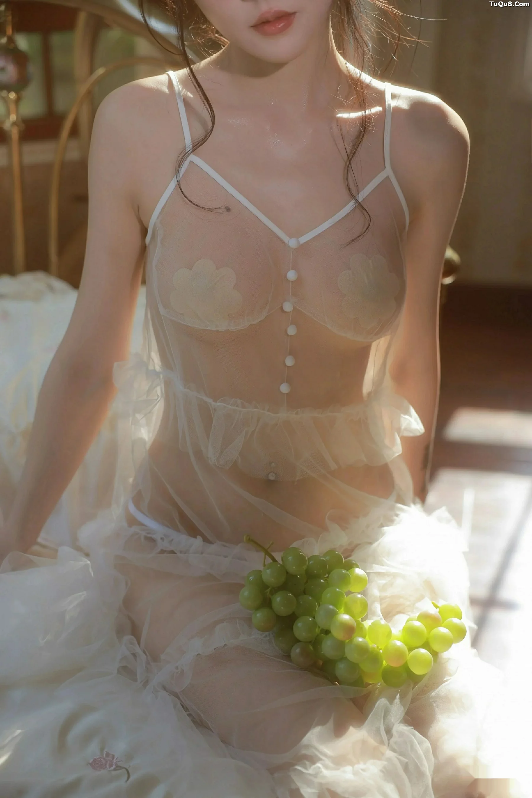佘贝拉Bella性感连衣长裙露白色情趣内衣秀完美身材绝美写真 第 99 张
