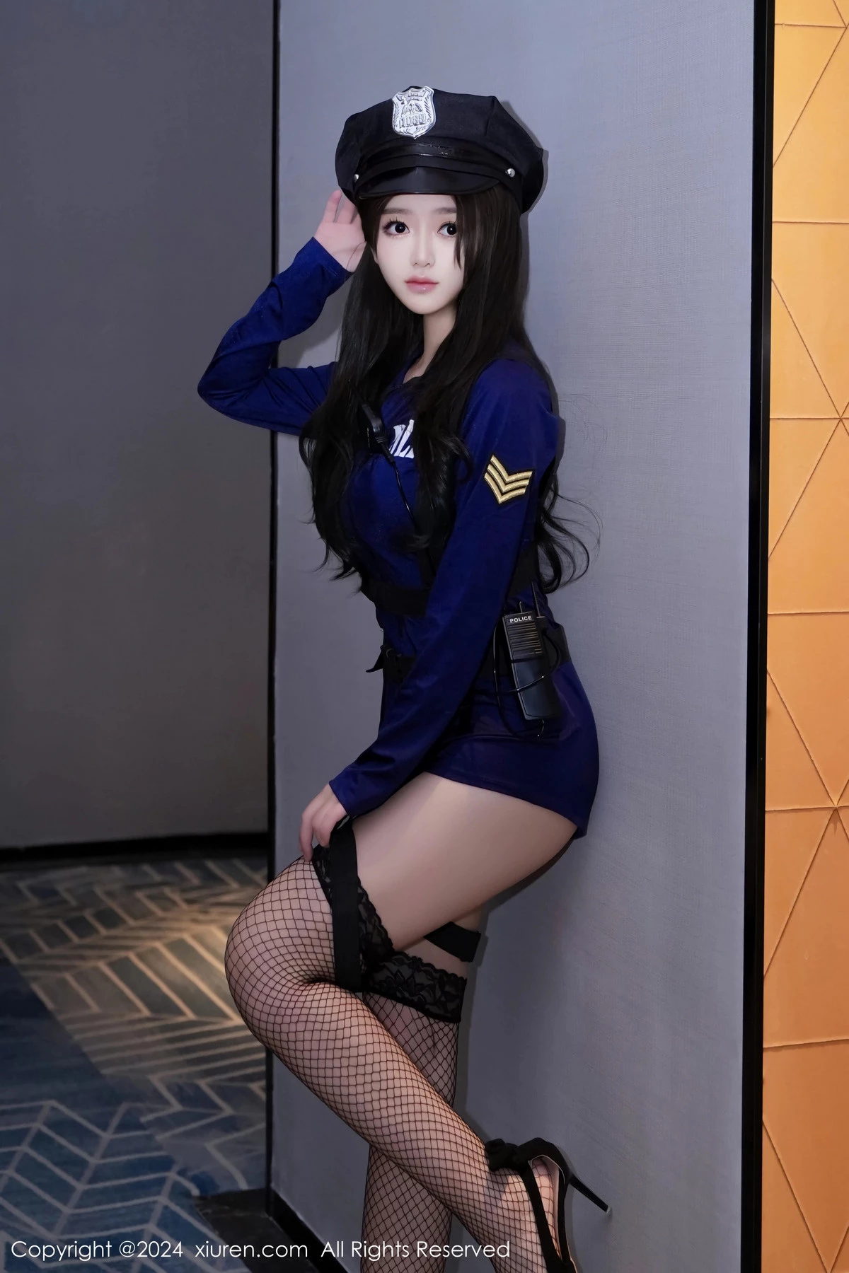 奶茶味的包子性感深蓝情趣制服配黑丝吊袜极致魅惑写真 第 2 张
