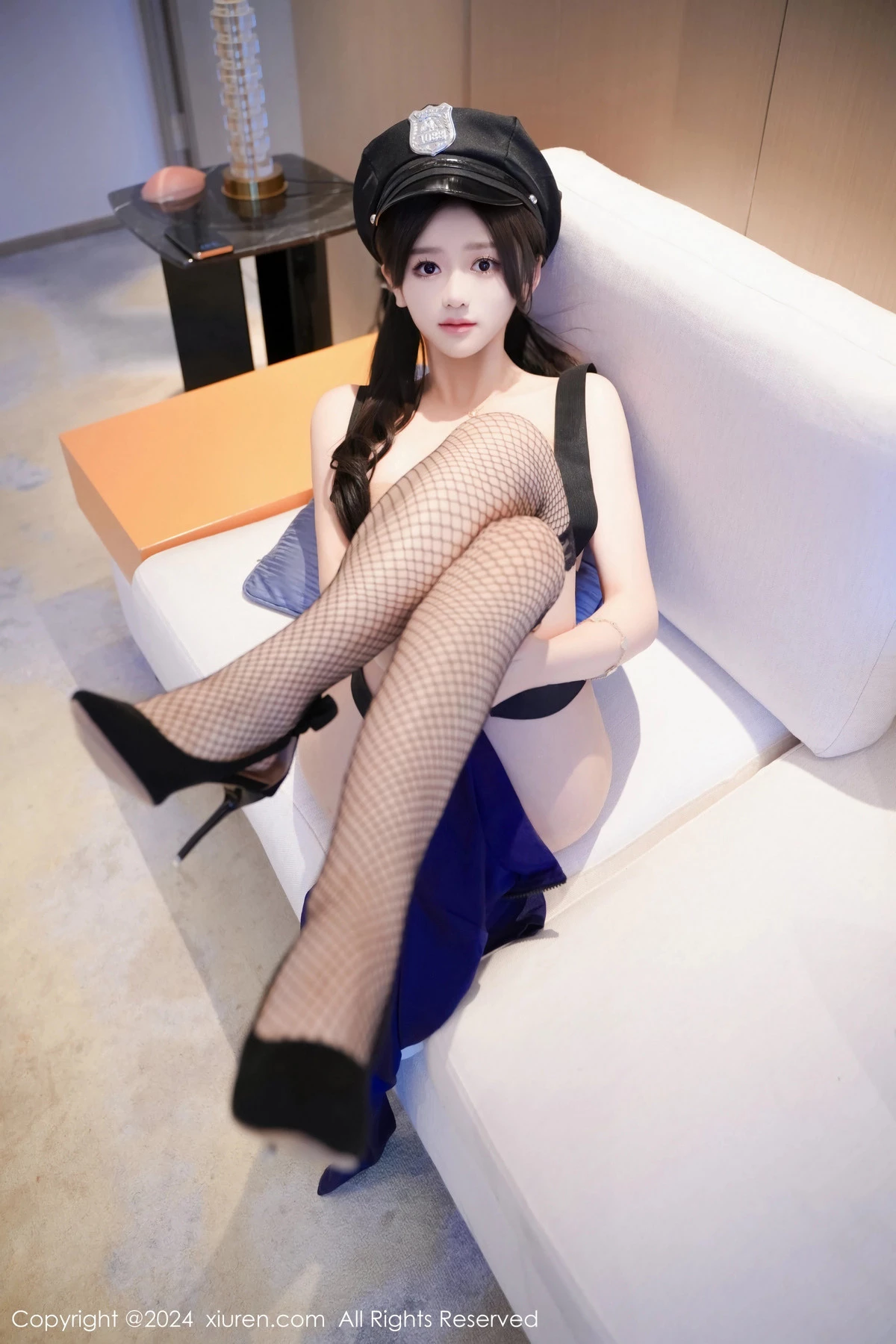 奶茶味的包子性感深蓝情趣制服配黑丝吊袜极致魅惑写真 第 39 张