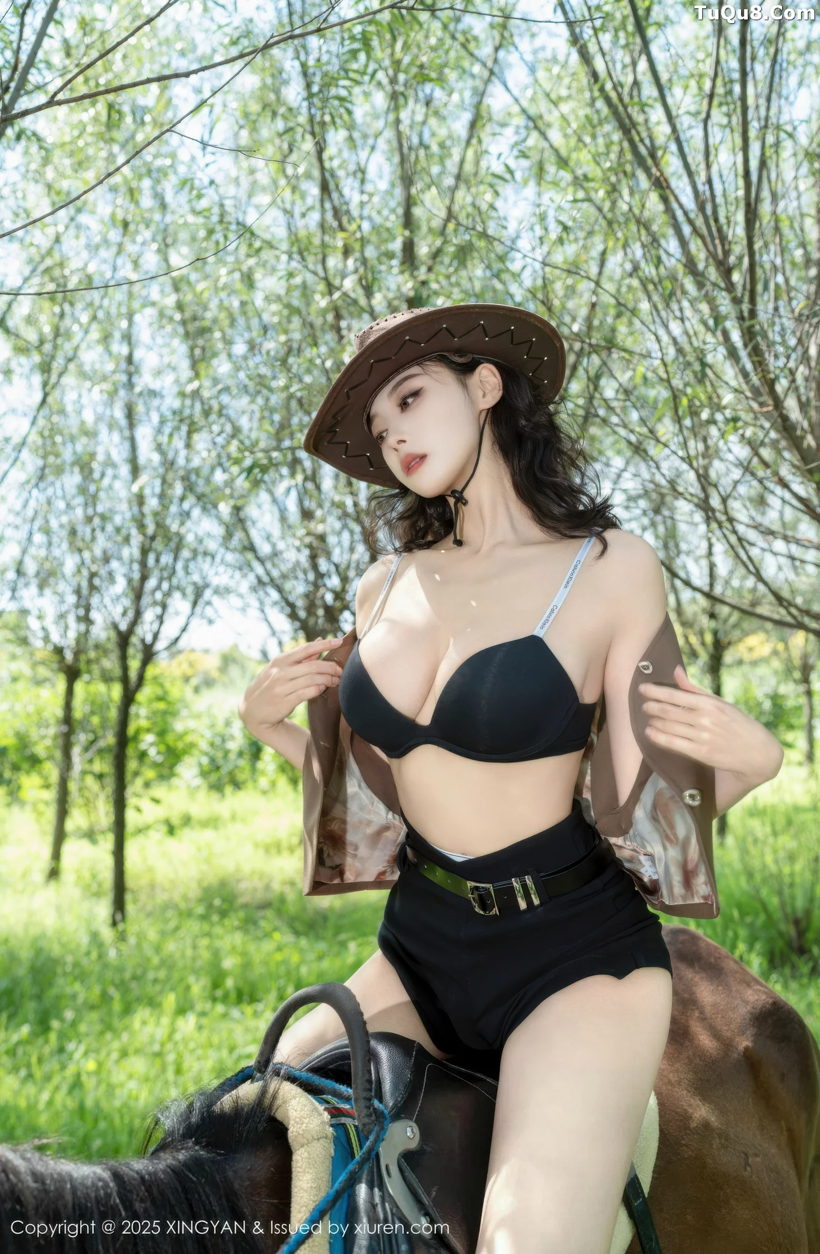 清妙户外性感蓝色衬衫配黑色短裤秀曼妙身姿绝美写真 第 11 张