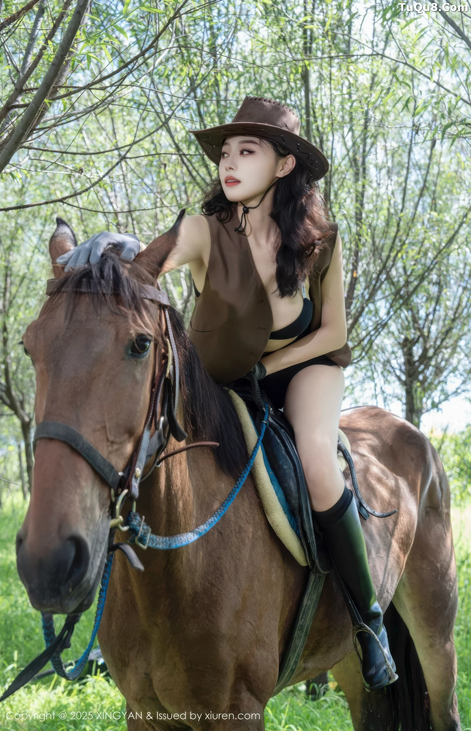 清妙户外性感蓝色衬衫配黑色短裤秀曼妙身姿绝美写真 第 23 张