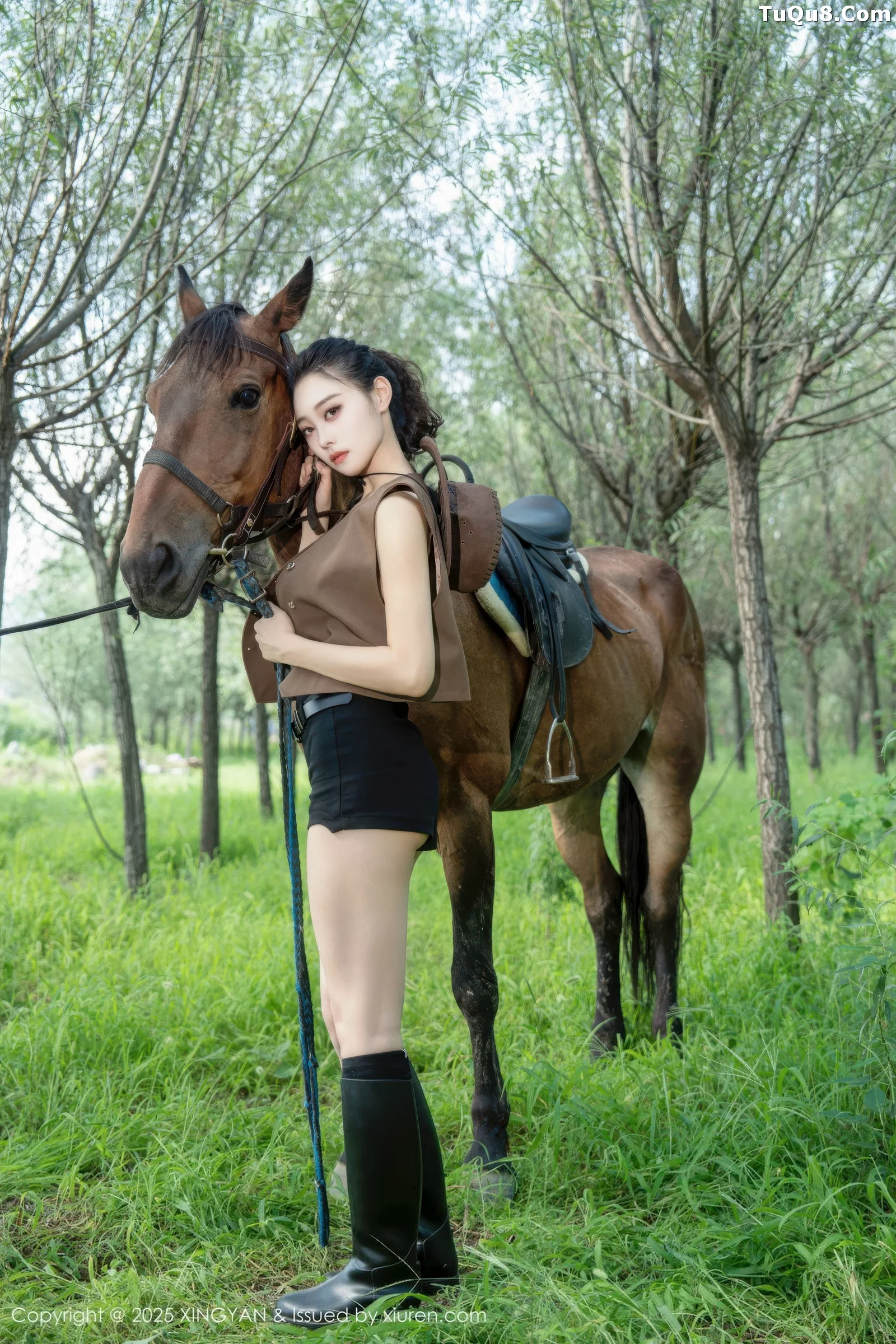 清妙户外性感蓝色衬衫配黑色短裤秀曼妙身姿绝美写真 第 37 张