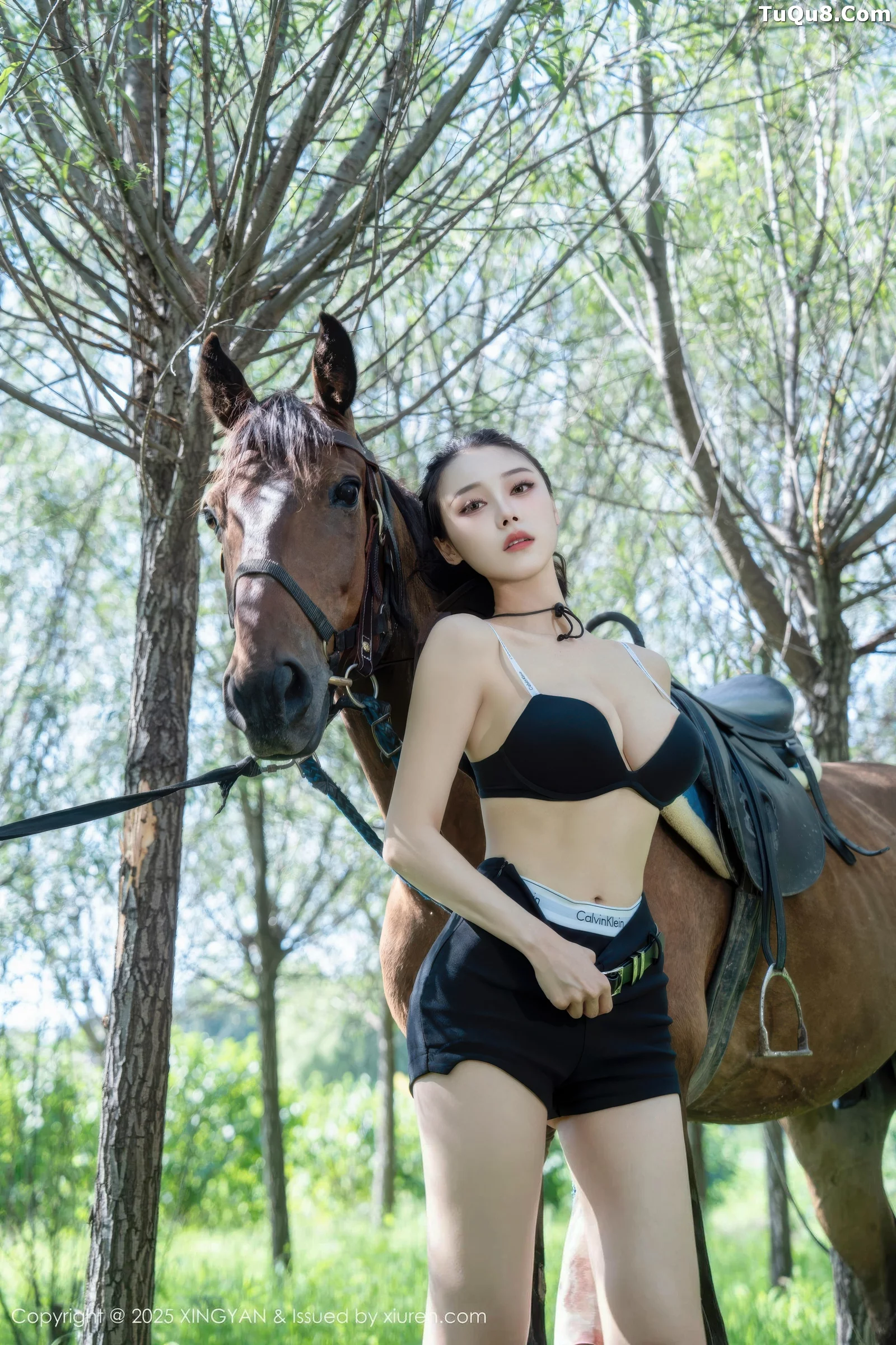 清妙户外性感蓝色衬衫配黑色短裤秀曼妙身姿绝美写真 第 48 张
